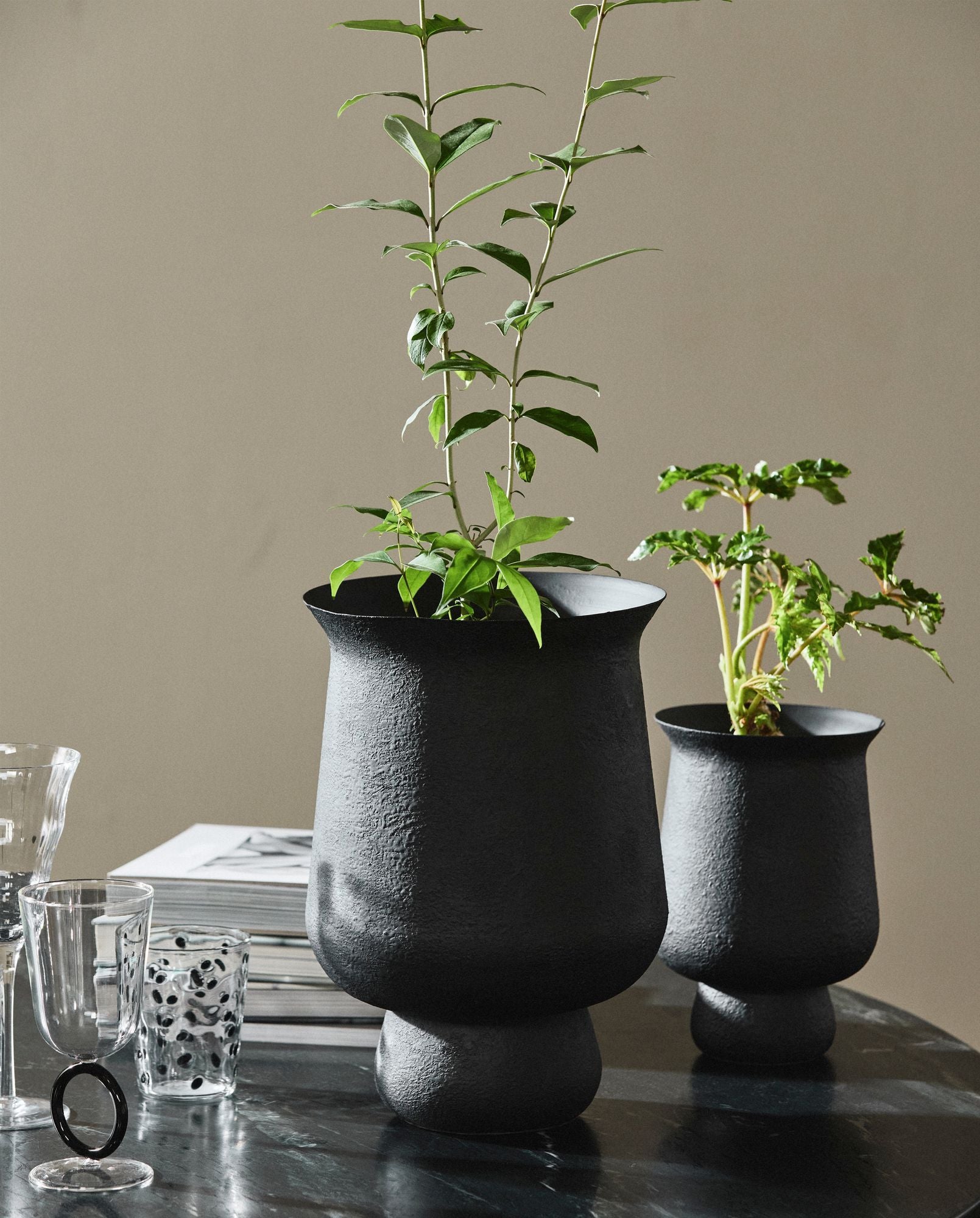 Adony Pflanzgefäß Sculpturendesign Aus Pulverbeschichtetem Eisen Modernen Kontrast