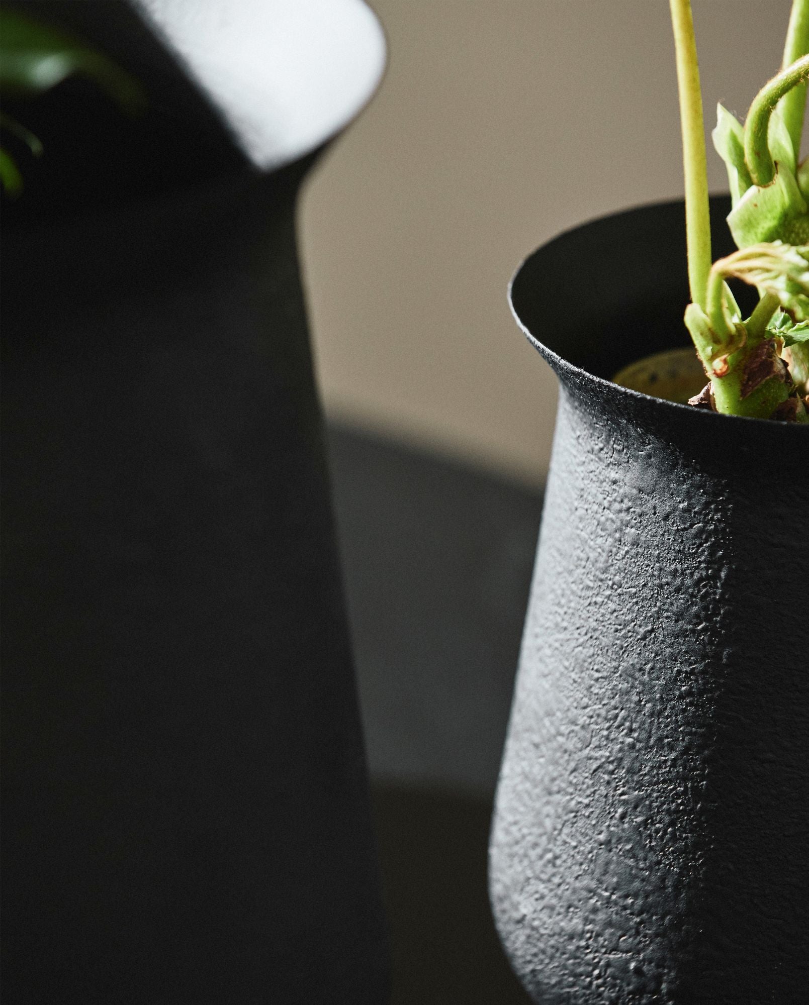 Adony Pflanzgefäß Sculpturendesign Aus Pulverbeschichtetem Eisen Modernen Kontrast