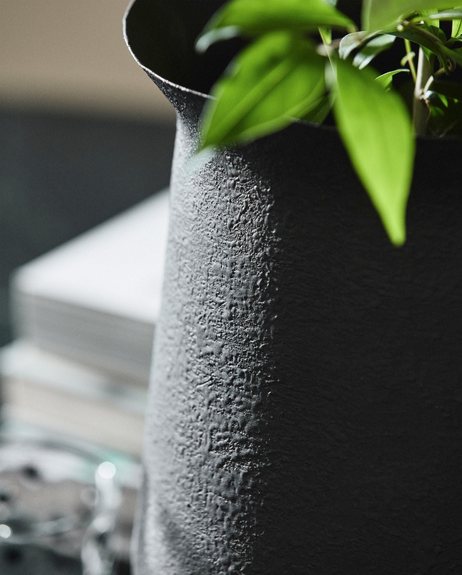 Adony Pflanzkübel M Elegantes Skulpturales Design Aus Eisen Innen und Außen