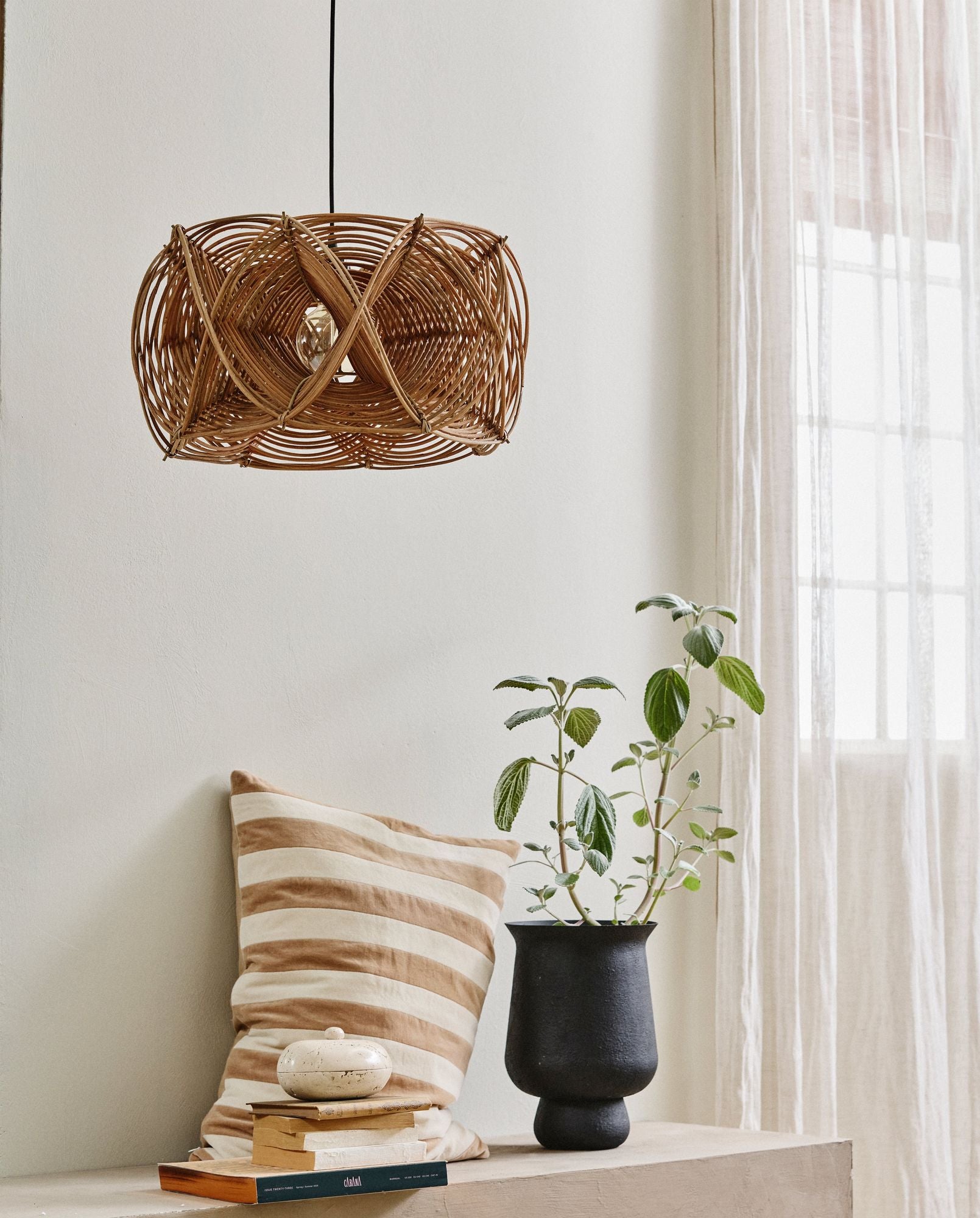 Adony Pflanzkübel M Elegantes Skulpturales Design Aus Eisen Innen und Außen