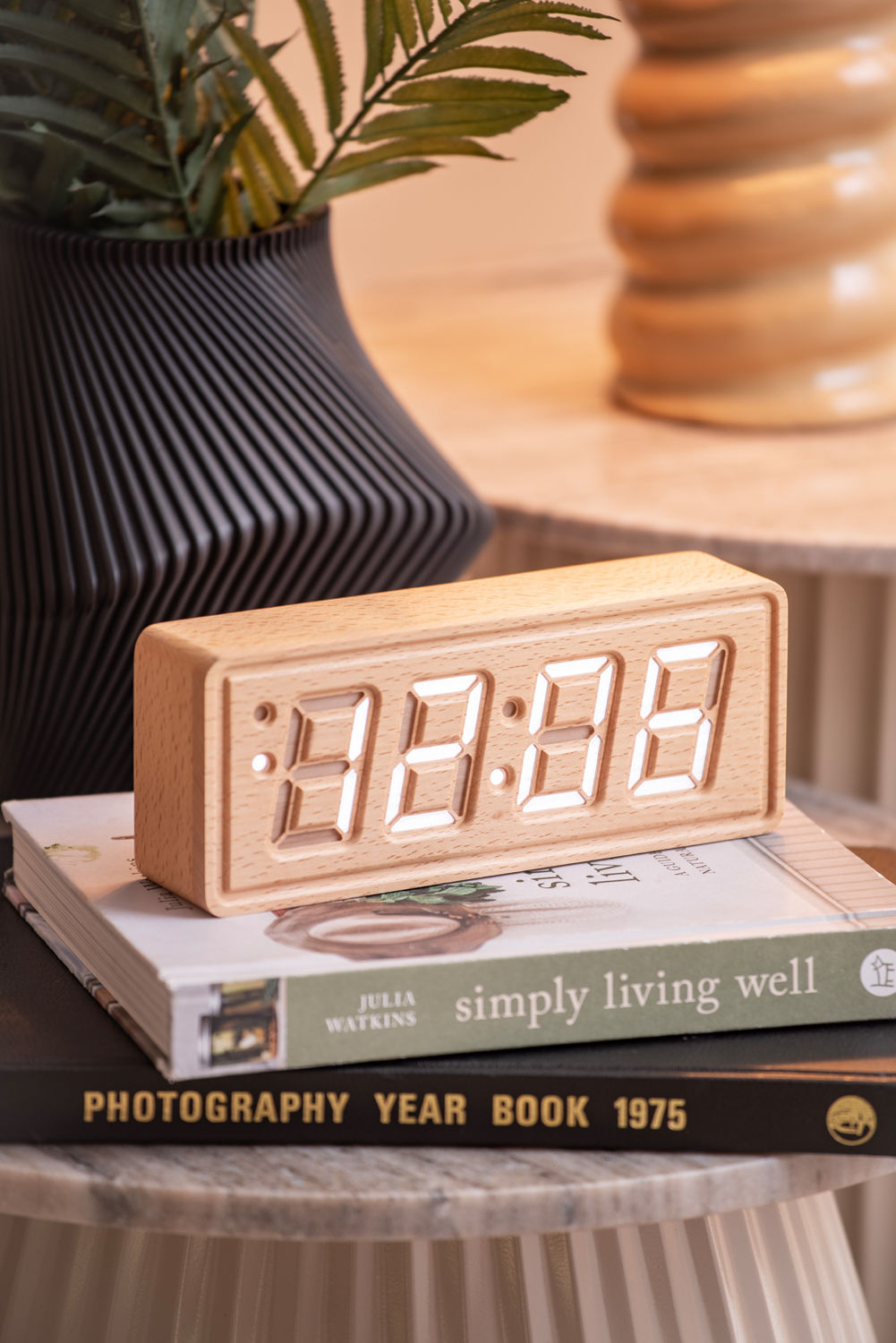 Wecker Solid Wood Engraved helles Holz Minimalistischer Stil Puristisches Aussehen