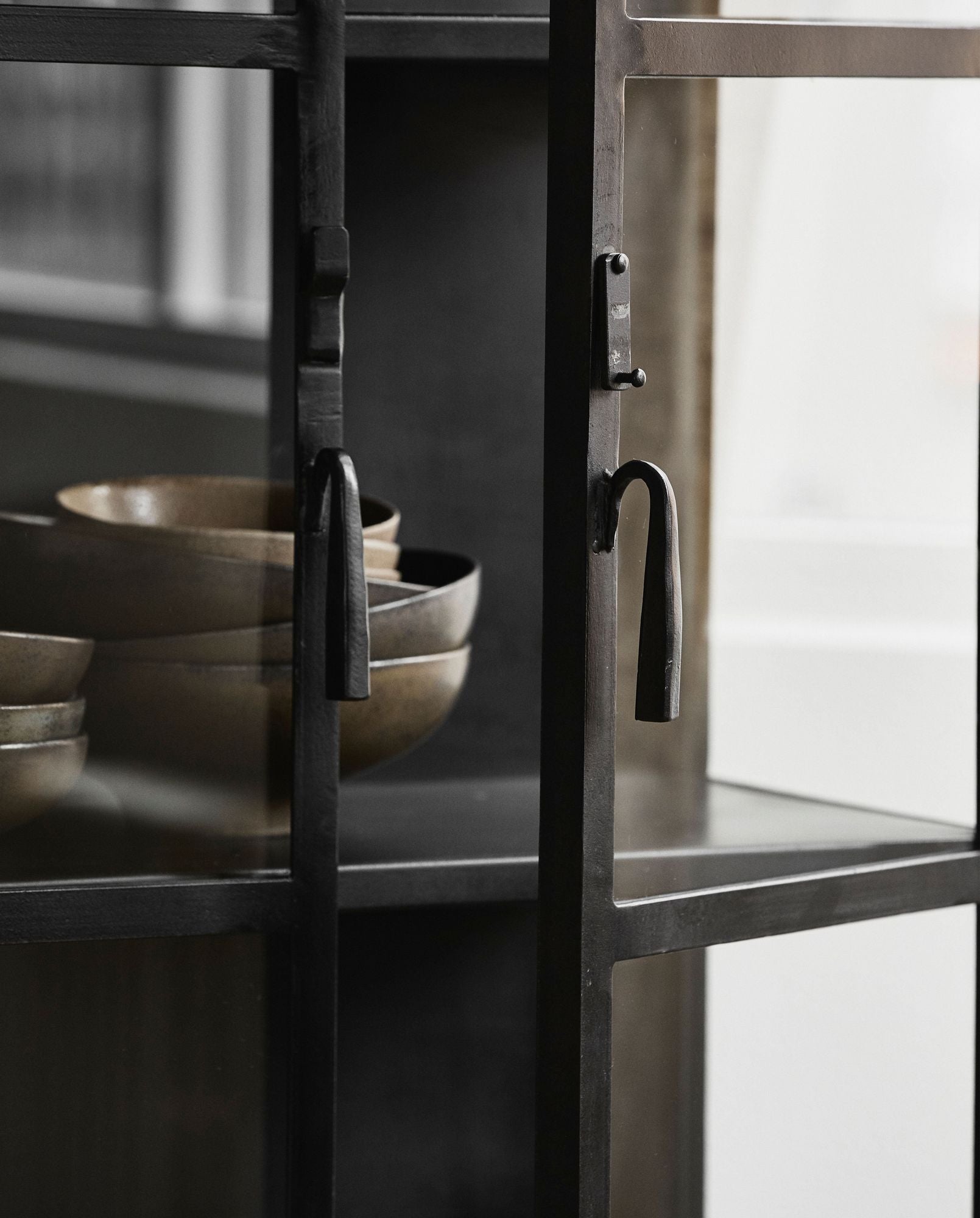 PHOENIX Schwarzer Glas Schrank Kompakt Zwei Türen Industrial Stil