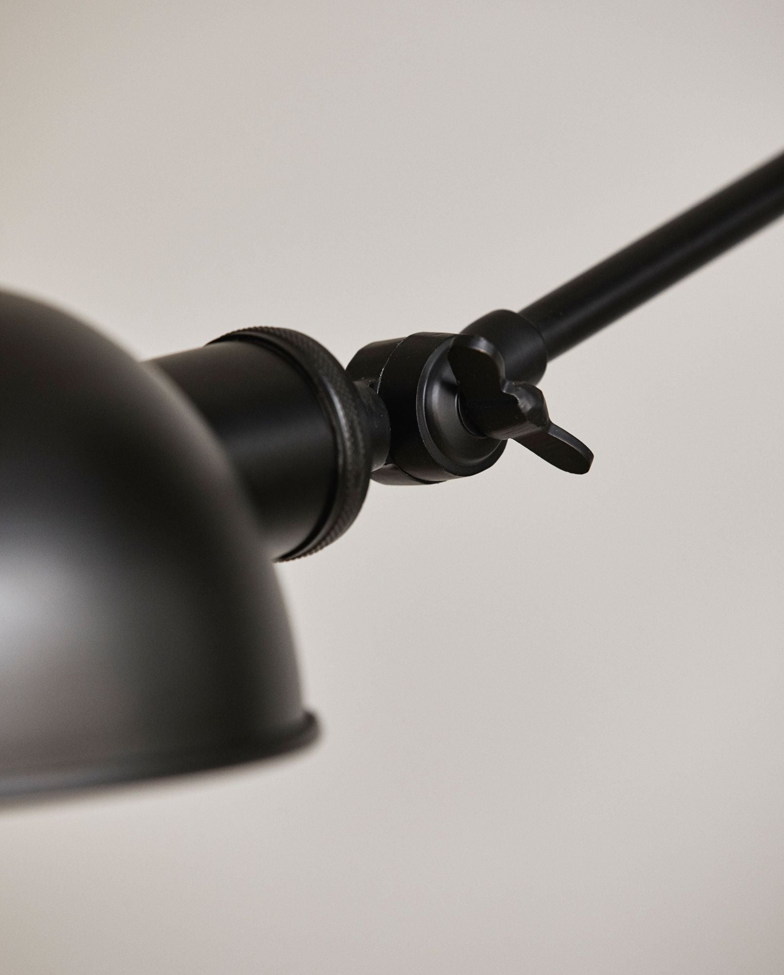 AURA Verstellbare Wandleuchte Aus Schwarz Metall mit Stoffkabel und Schalter