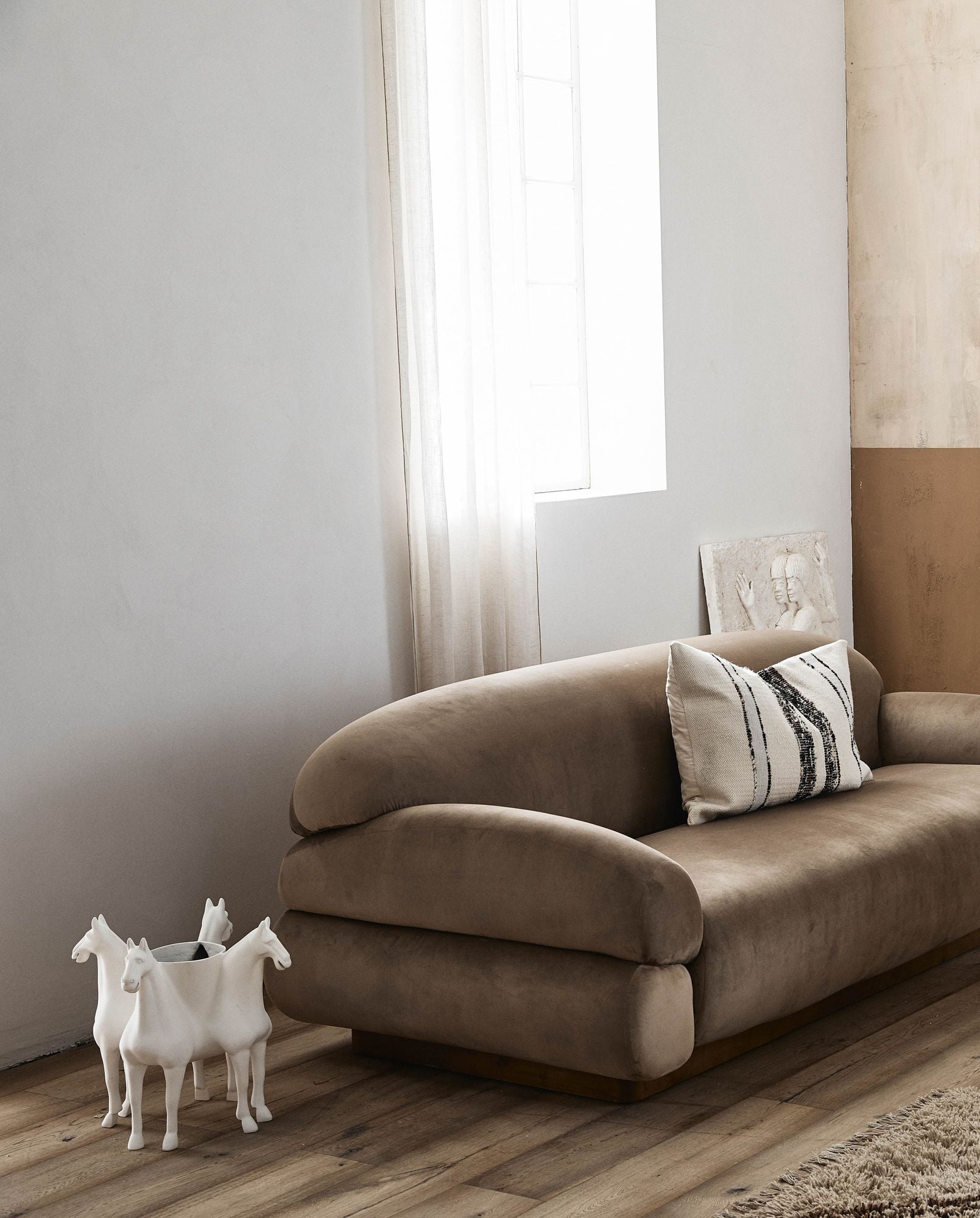 Roxa Vier Pferde Vase Skulptur Modernes Dekor Highlight Stilvoller Raum