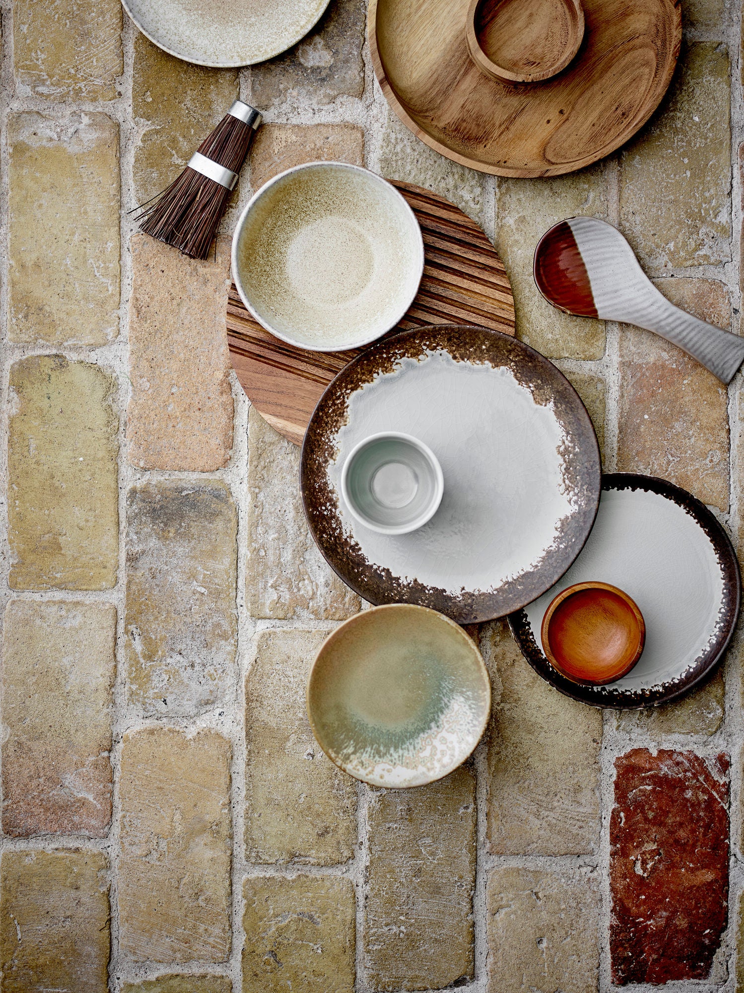 Dotta Mangoholz Schneidebrett Runde Form mit Rillen für Feuchtigkeit und Krümel