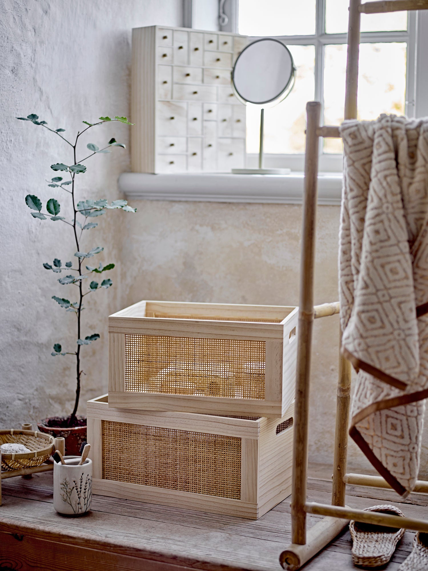 Bea Seifenspender Beiges Steingut Set mit Handdekor Blumenmotiven Krakelierte Glasur