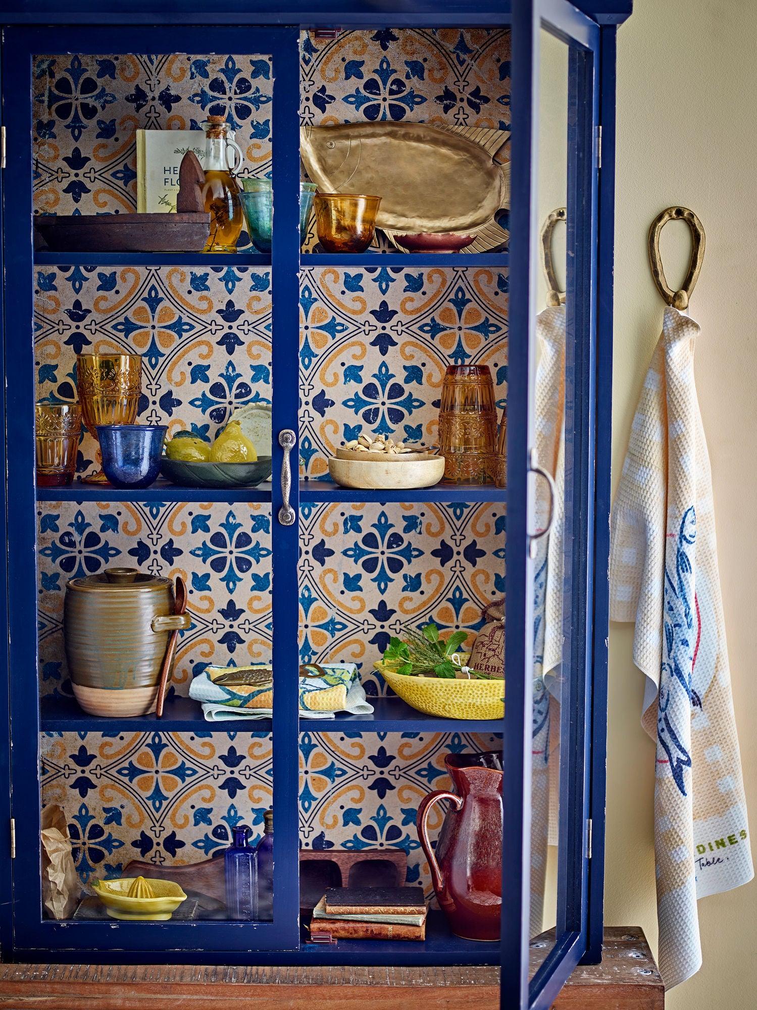 Hazem Vitrine Blau mit Distressed Vintage-Oberfläche und Fliesenmotiv Rückwand