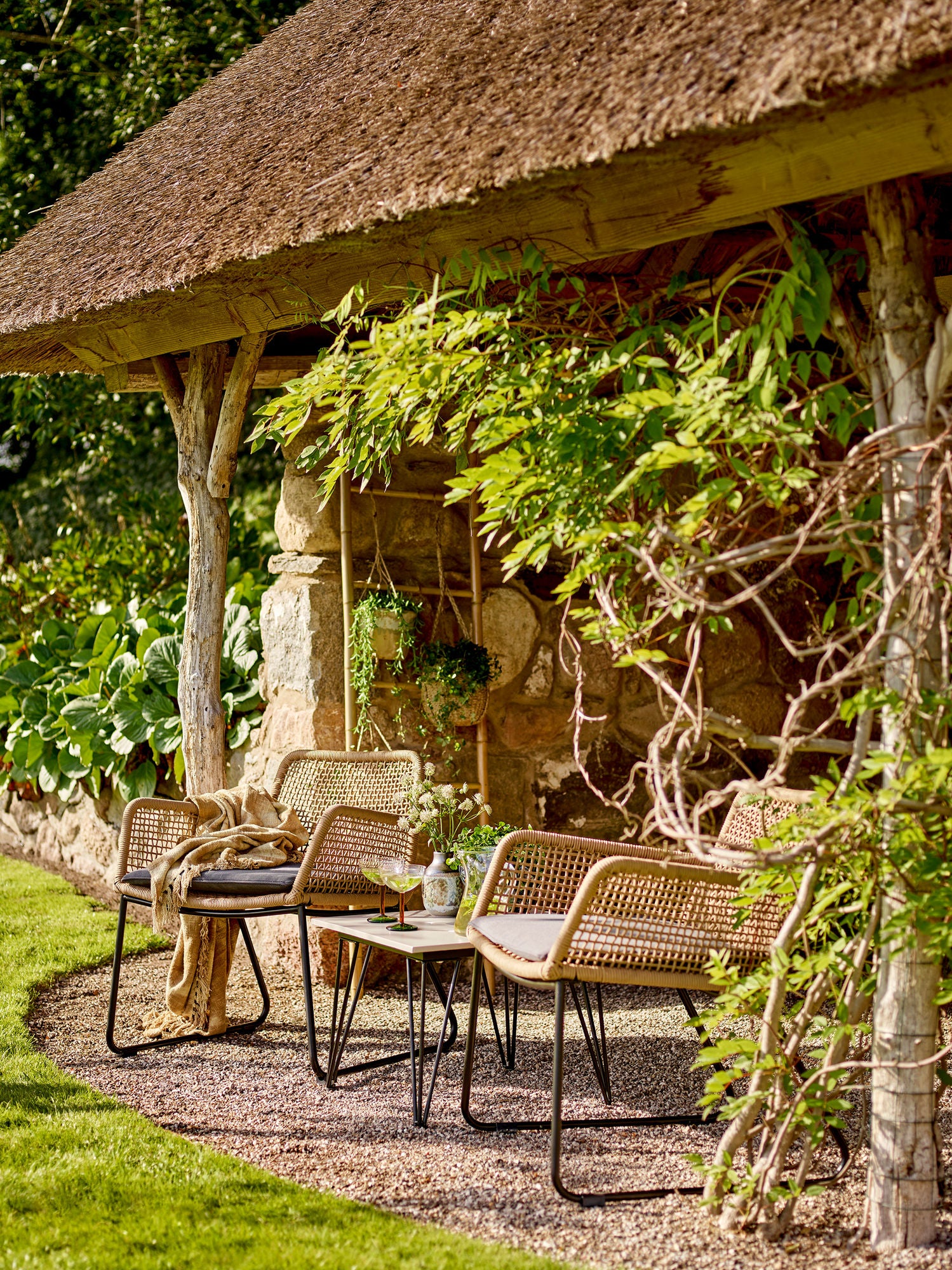 Hampton Akazienholz Couchtisch mit Schwarzen Metallbeinen Wetterbeständig Pflegeleicht und Einfache Reinigung für Terrasse