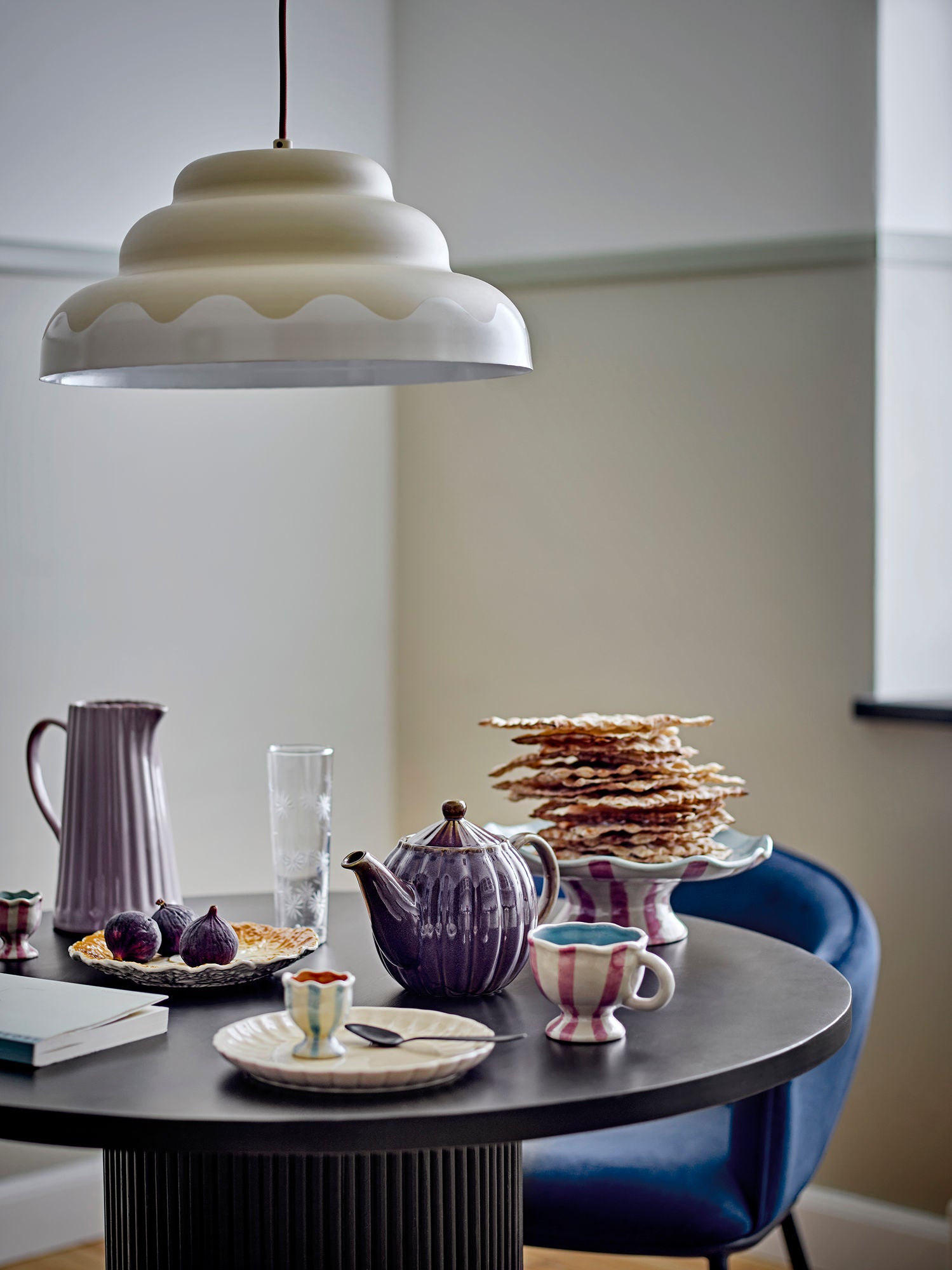 Willa Kuchenteller Blaue Glasur mit Gewelltem Rand und Handbemalter Fuß