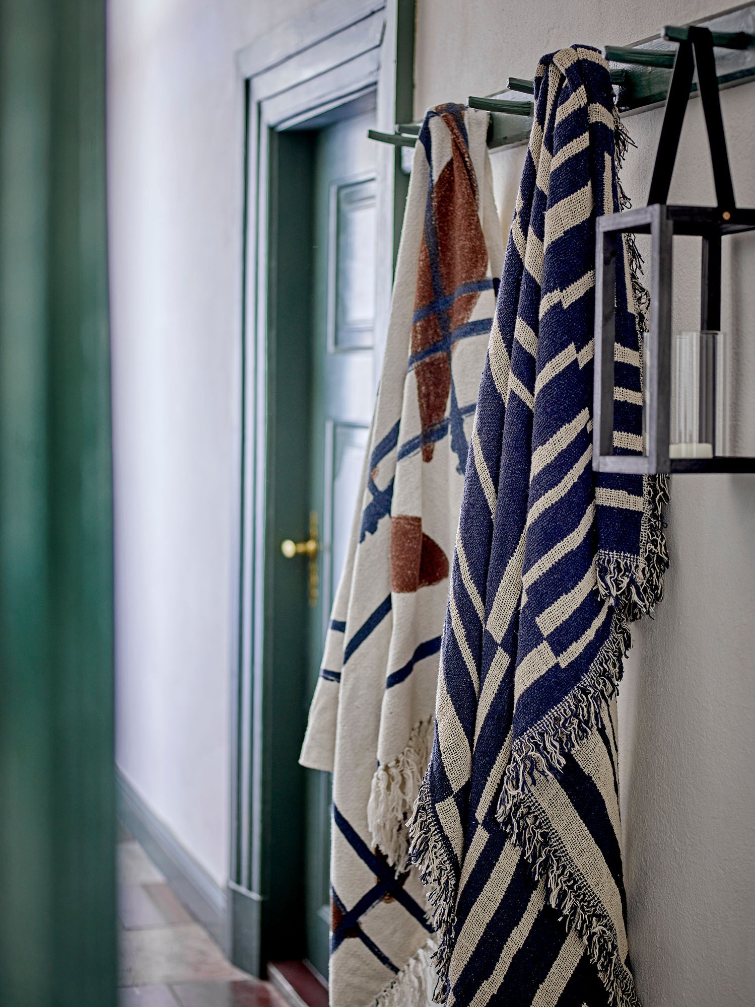 Lyra Laterne mit Glas und Ledergriff Skandinavischer Holzdekor Innen und Außen