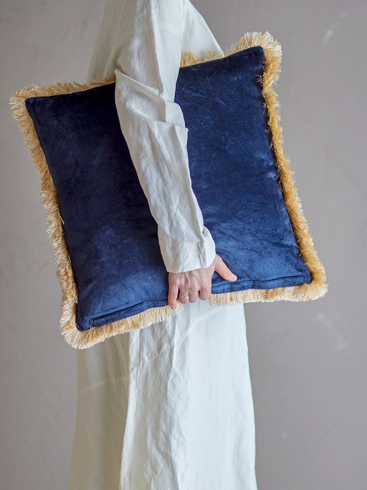 Eydis Kissen, Baumwollvelours, Blau & Natur