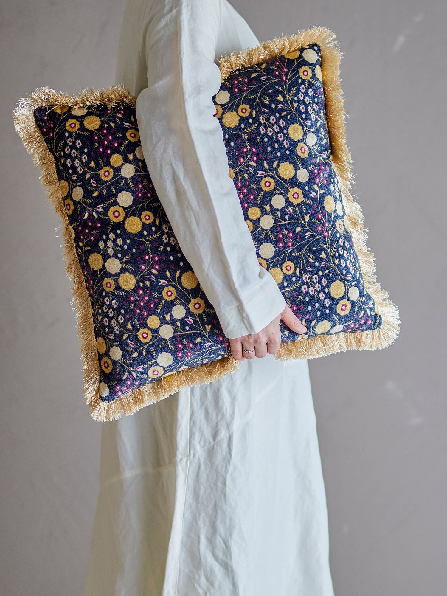 Eydis Kissen, Baumwollvelours, Blau & Natur