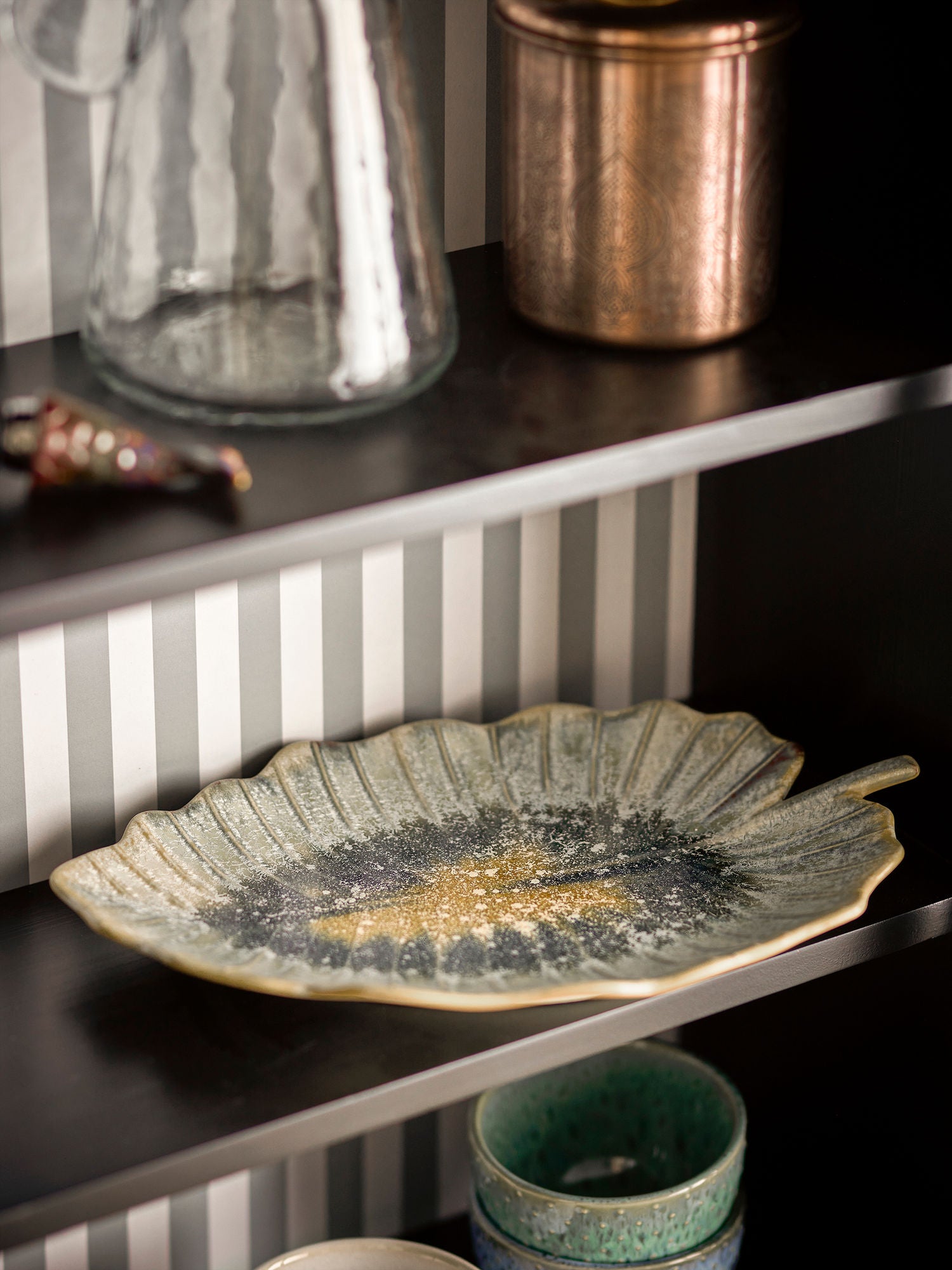 Servierplatte Dorreen in Blattform mit Glasur