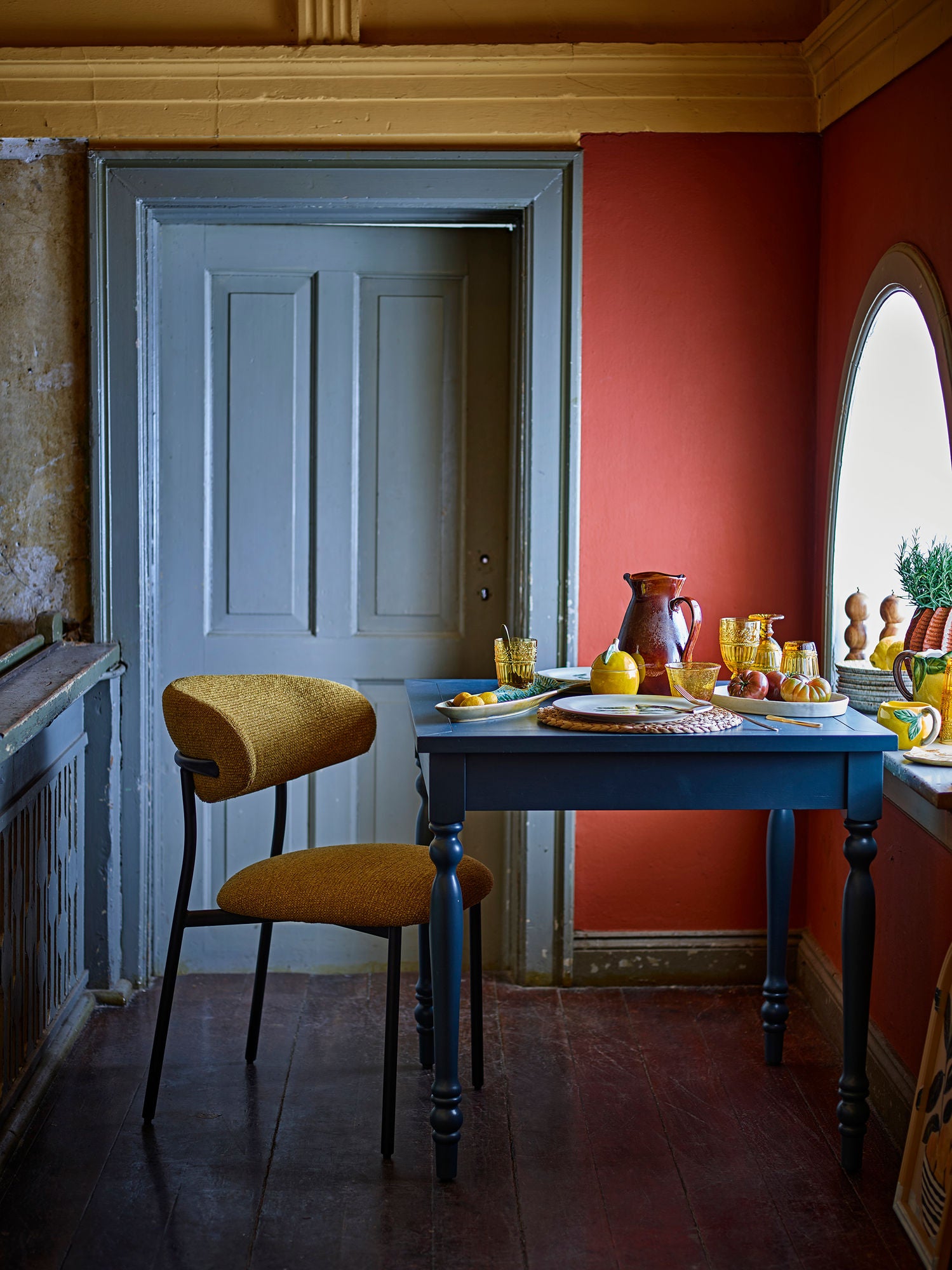 Bassy Esstisch in Mattblau mit gedrechselten Beinen