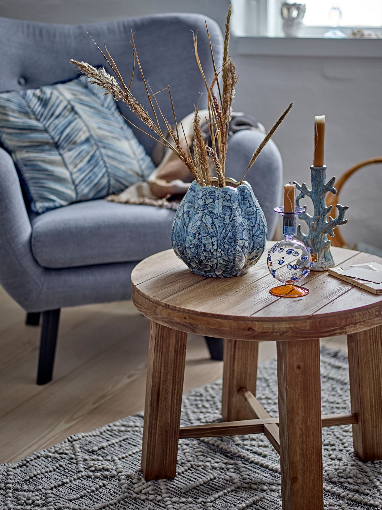 Hetty Vase mit floraler Form und blauer Glasur