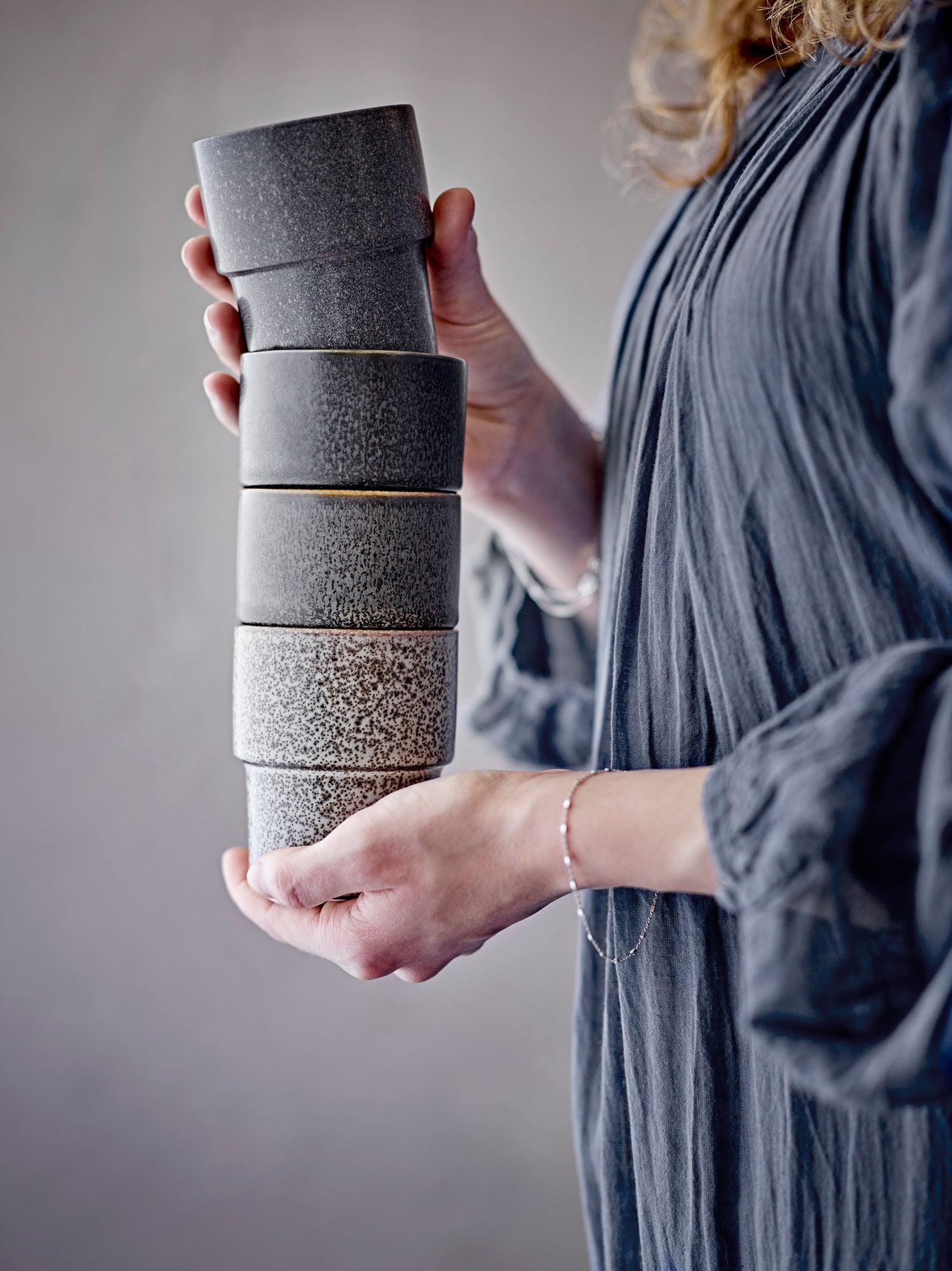 Ewan Tasse Braun Steingut Set Aus 4 Tassen Stapelbar Glatte Oberfläche Unikate