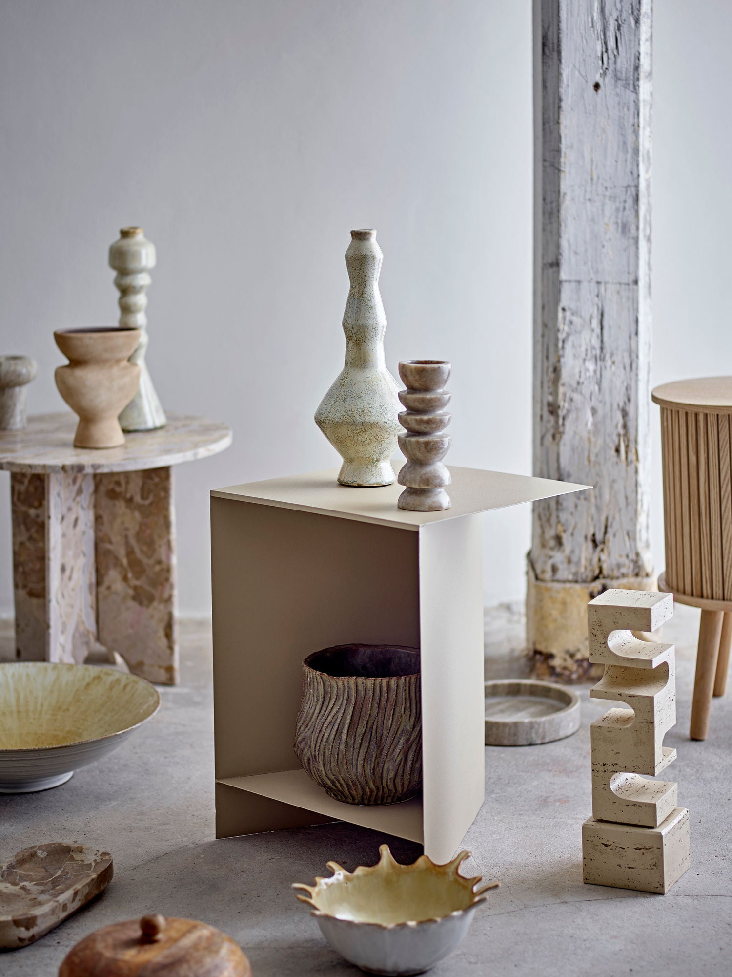 Tasha Beistelltisch mit skulpturalem Design in Beige