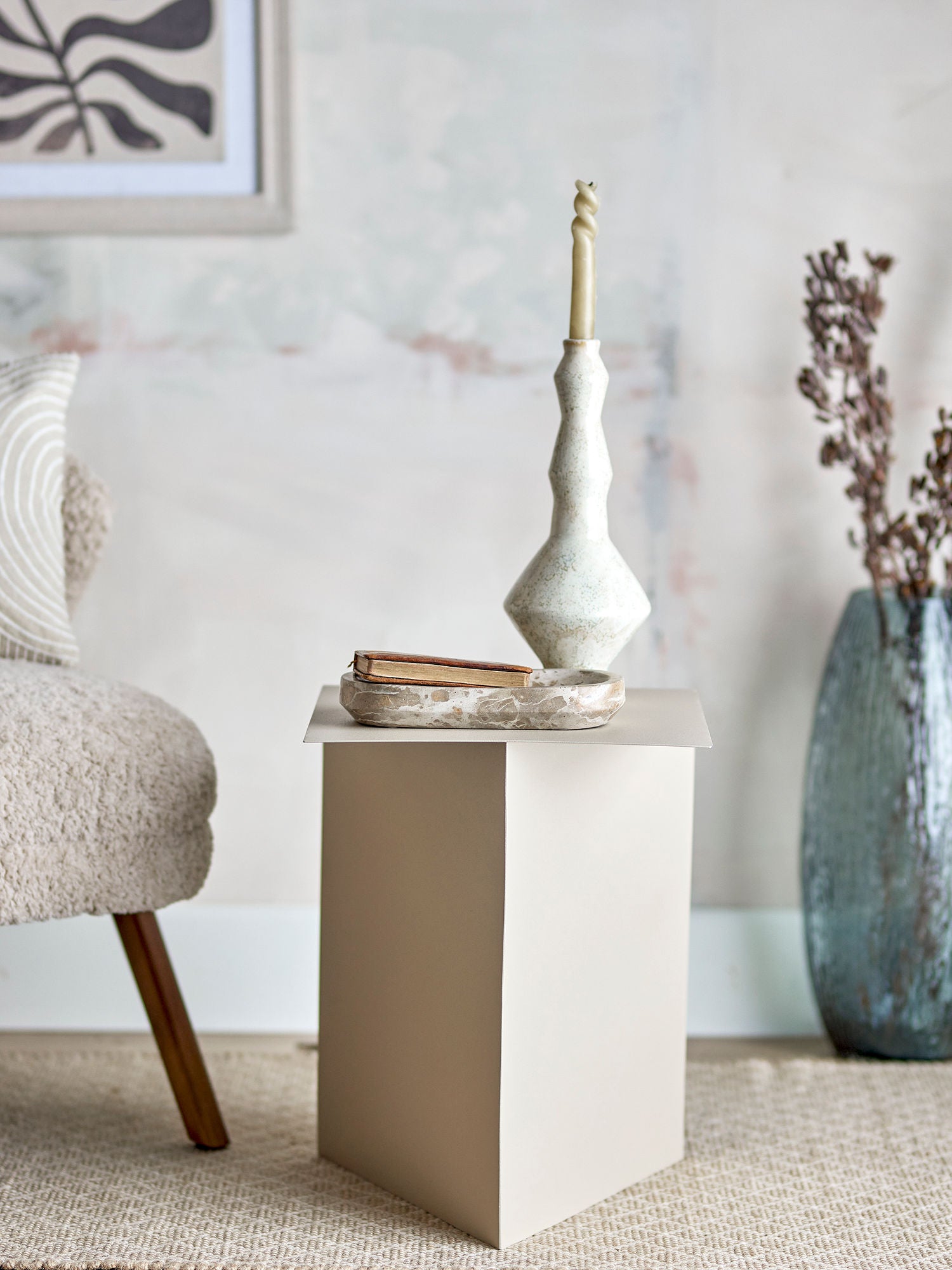 Tasha Beistelltisch mit skulpturalem Design in Beige