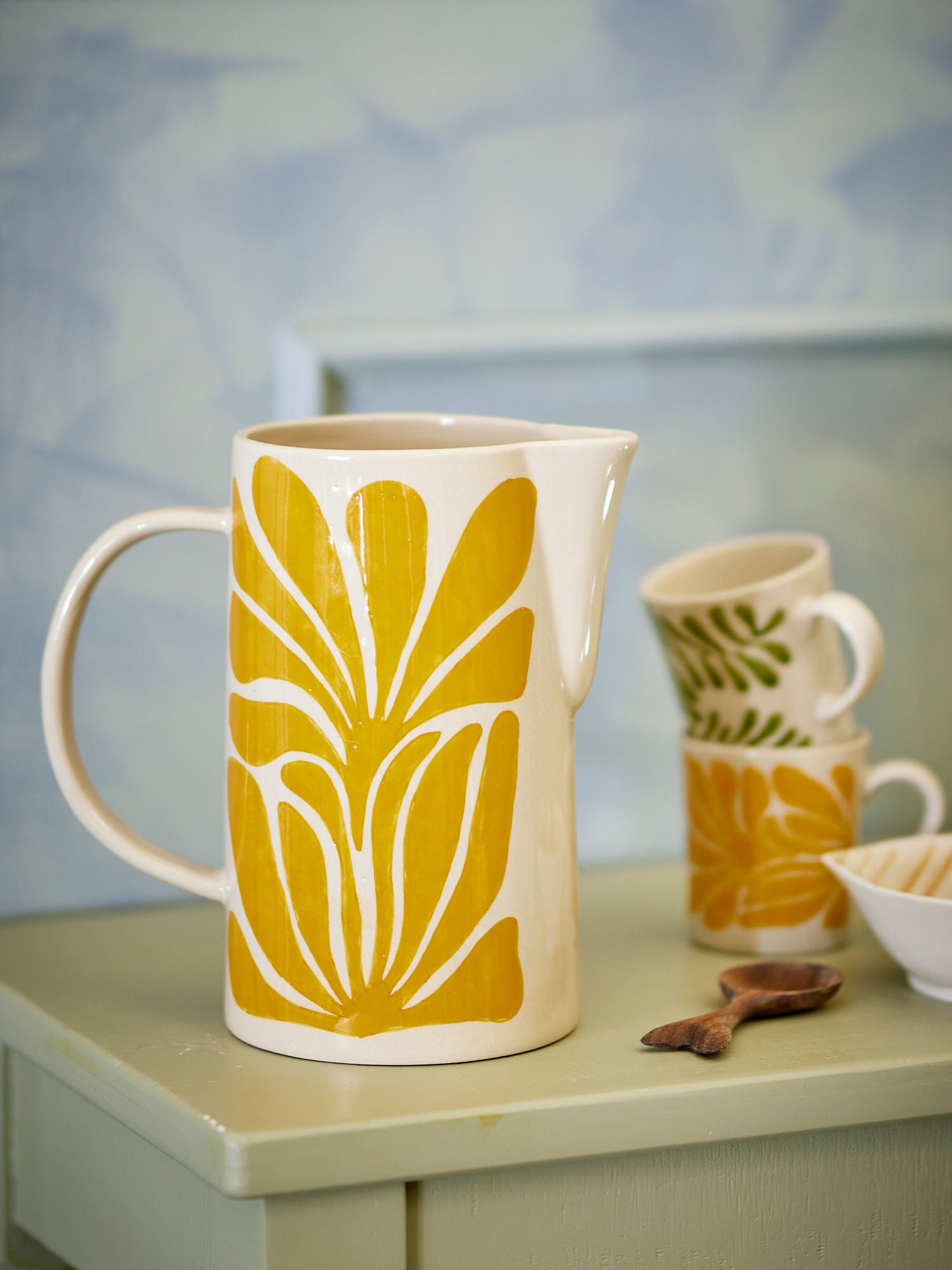 Fauni Krug, handbemaltes Steingut mit Blattmotiv