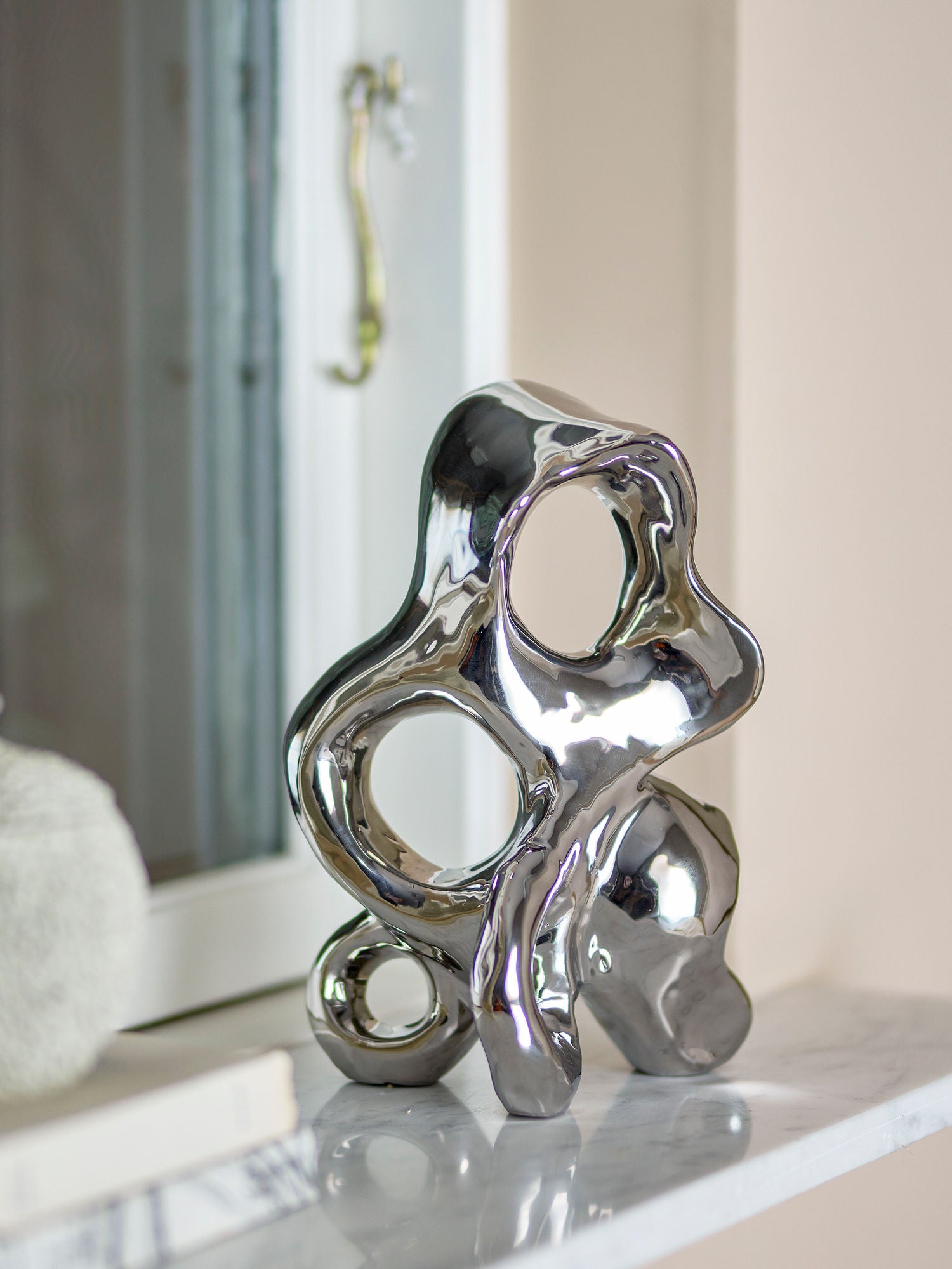 Vinini Silber Steingut Deko Skulptur mit Lichtreflexen für Regal