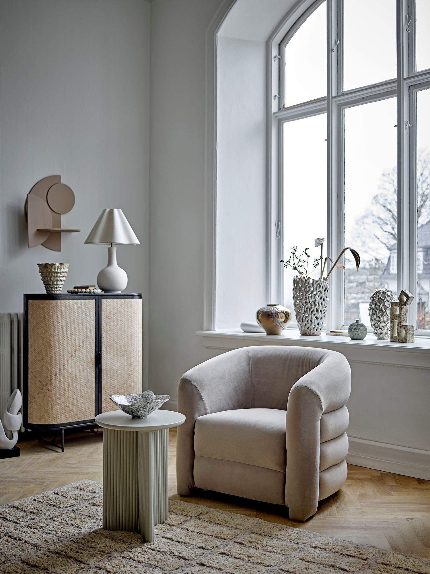 Leonard Regal mit asymmetrischer Form in Sandfarbe