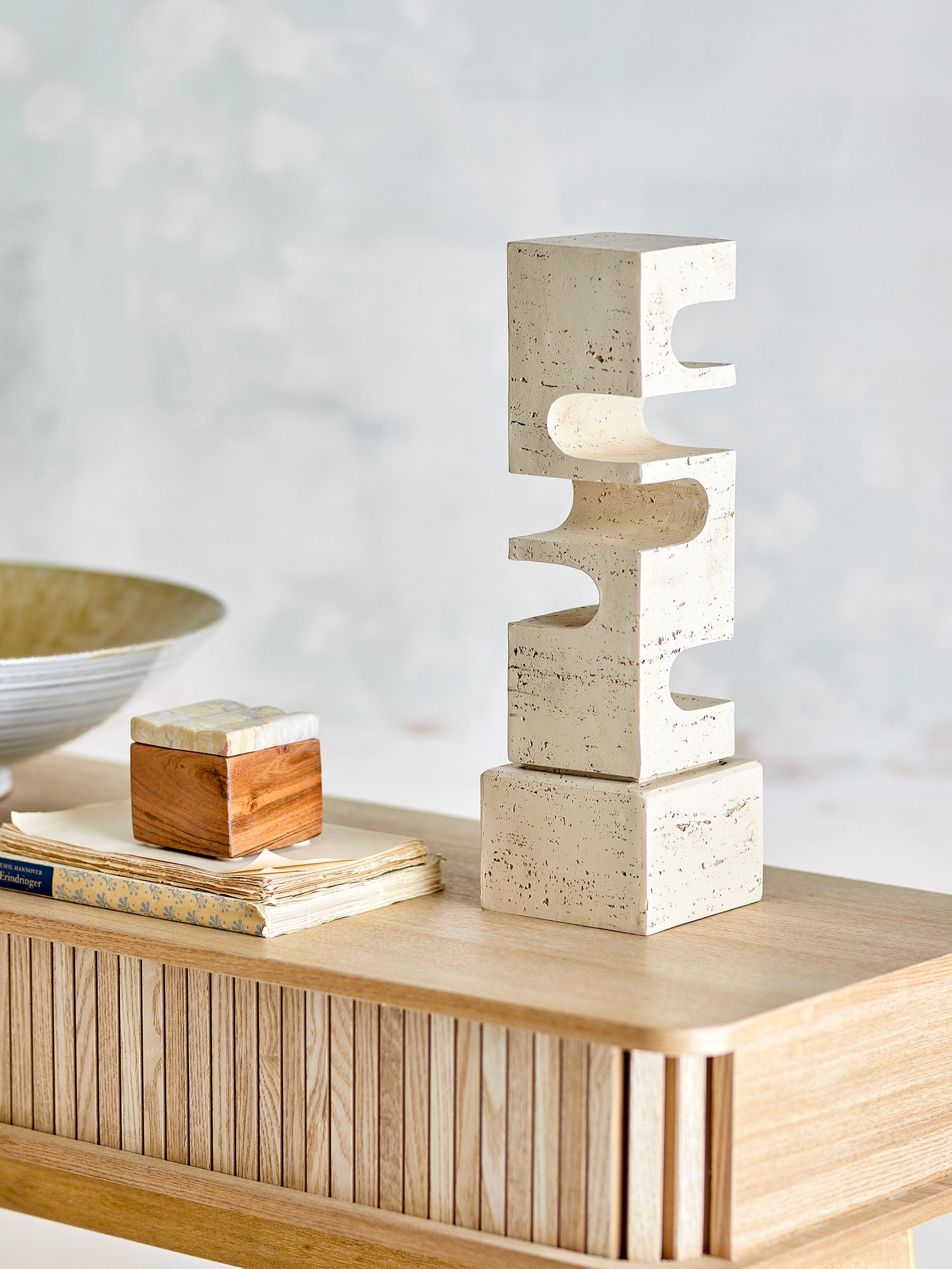 Hallam Deko Skulptur mit steinähnlicher Oberfläche