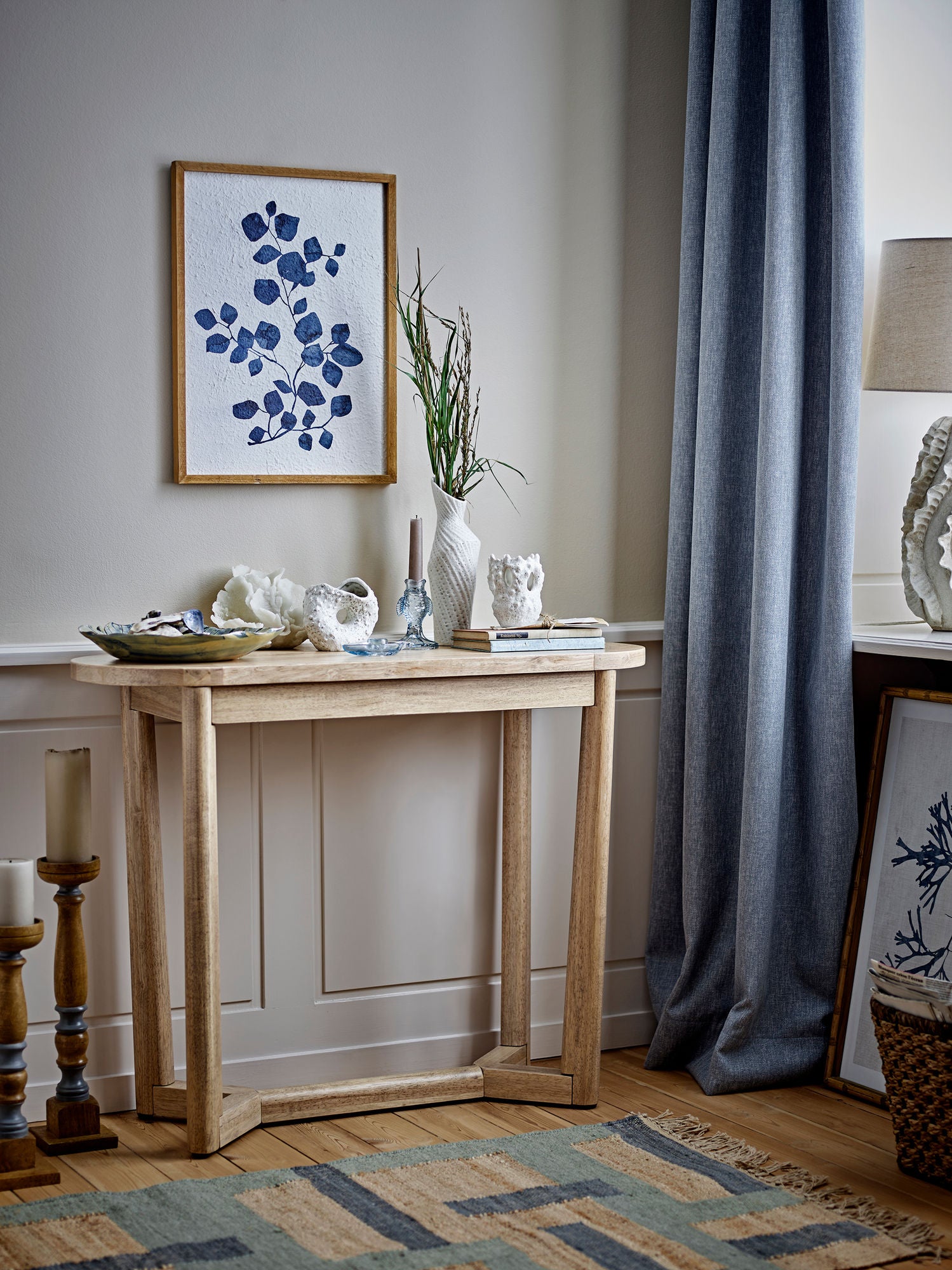 Gunnvor Wanddekoration Naturholz mit Blauem Blumenmotiv und Patiniertem Rahmen