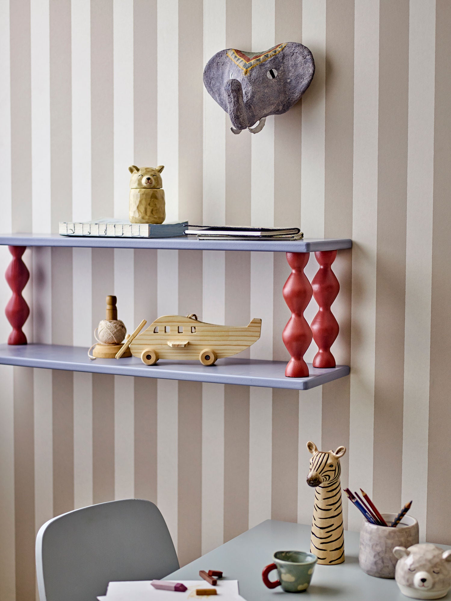 Bibiola Regal Aus MDF Blau mit Gedrehten Braunen Beinen Skulpturales Designmerkmal Ideal für Dekoration und Aufbewahrung