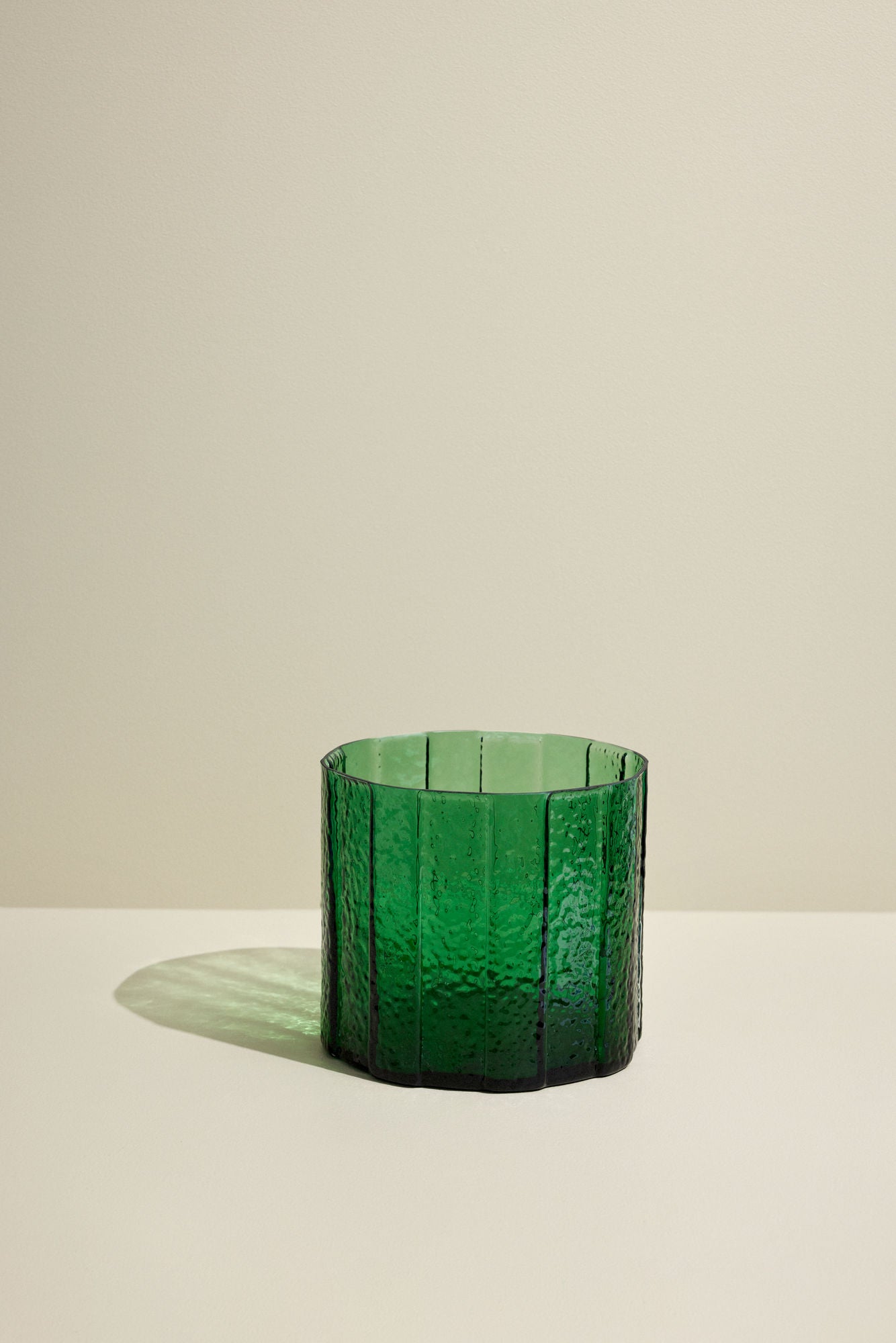 Emerald Große Vase aus strukturiertem Glas – Smaragdgrün & leuchtend schön