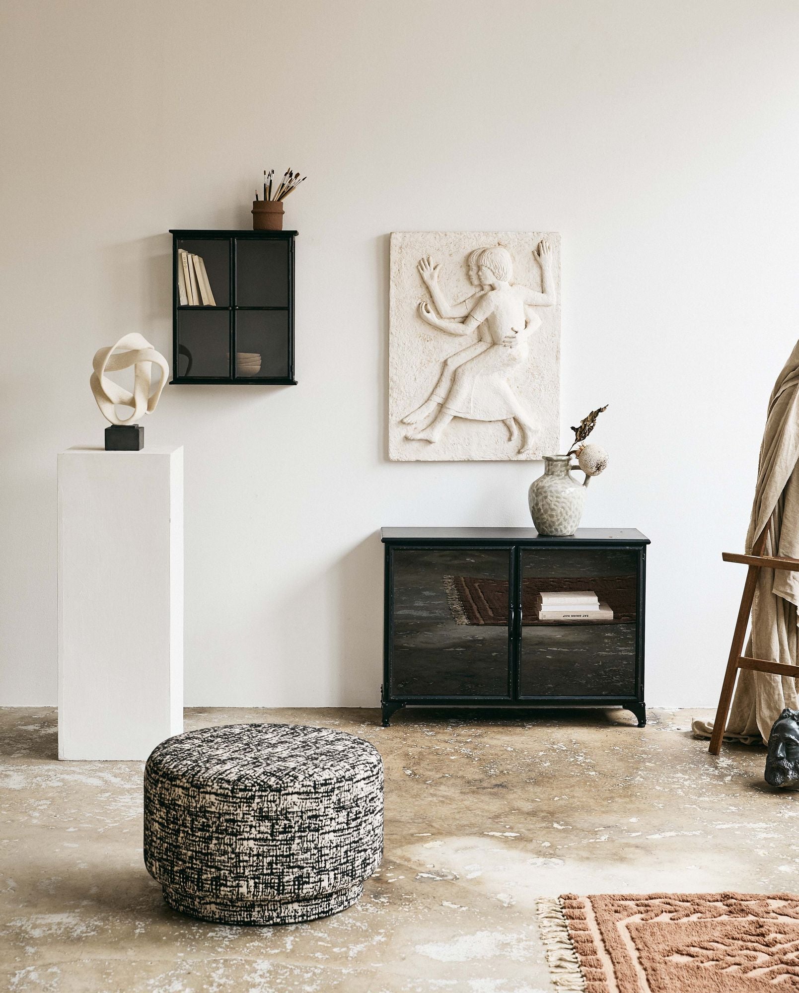 DOWNTOWN Sideboard Schwarz Antikfinish mit Je Fach 20 Kg Tragkraft