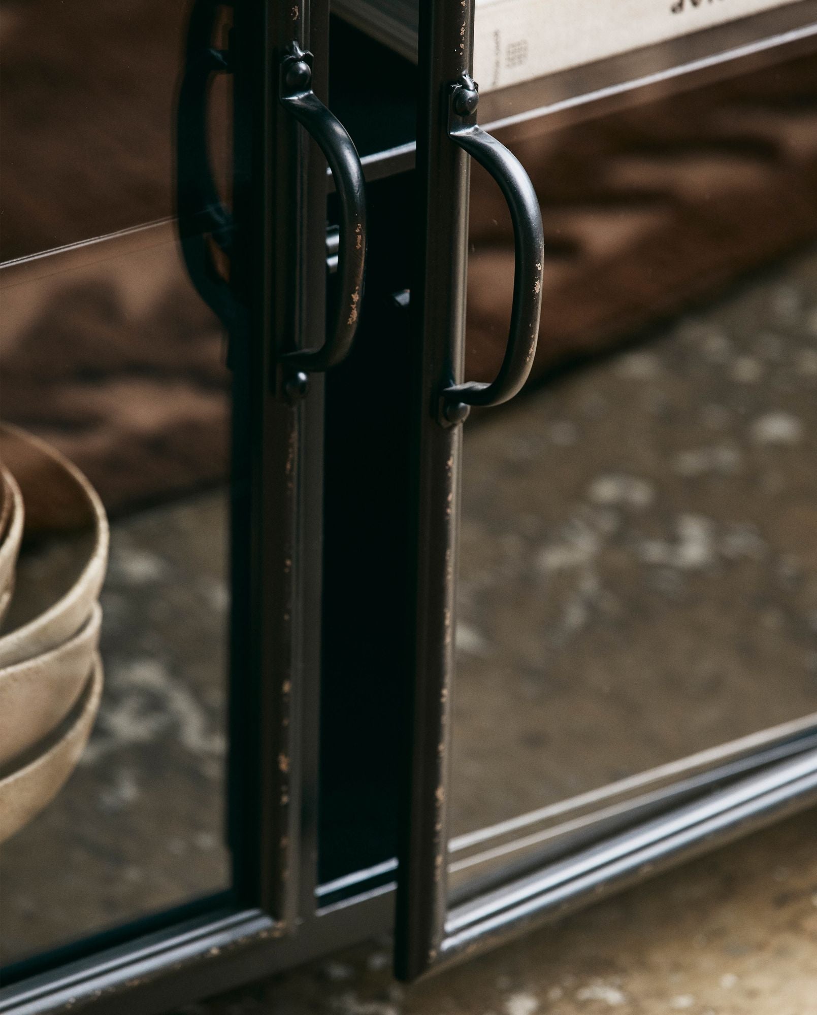 DOWNTOWN Sideboard Schwarz Antikfinish mit Je Fach 20 Kg Tragkraft