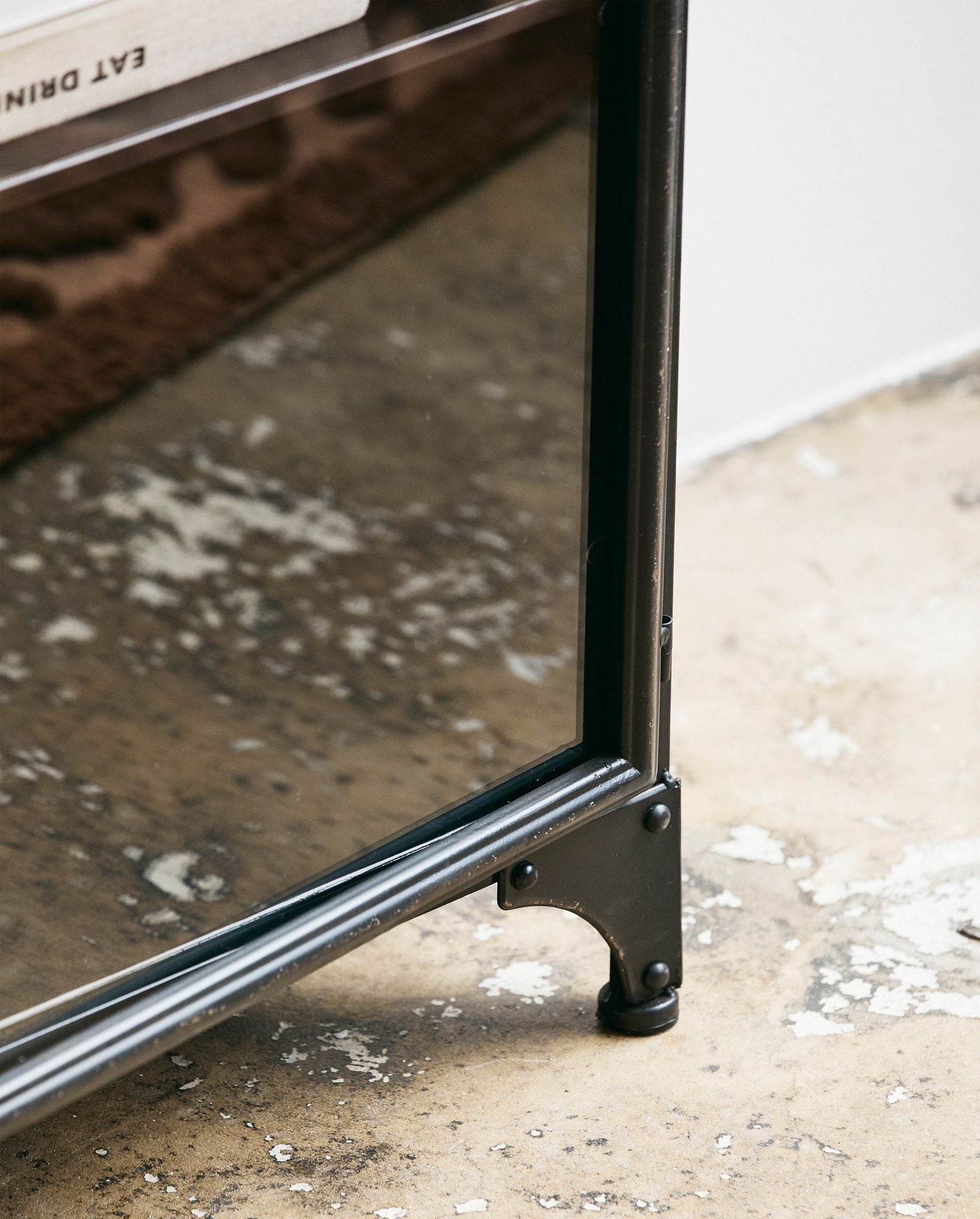 DOWNTOWN Sideboard Schwarz Antikfinish mit Je Fach 20 Kg Tragkraft