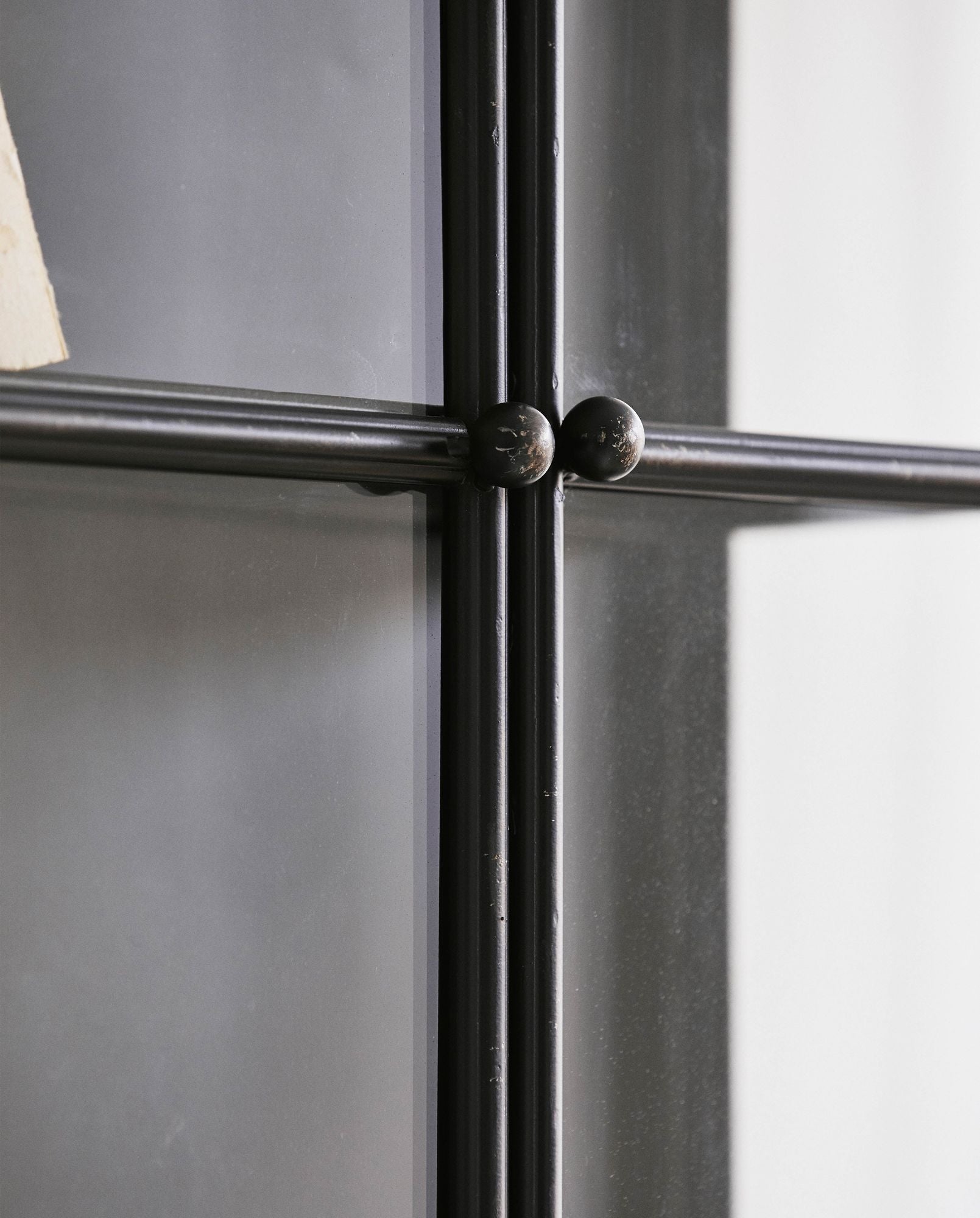 Downtown Wandschrank Aus Eisen Schwarz Antik Finish mit Mittlerem Regal Stil