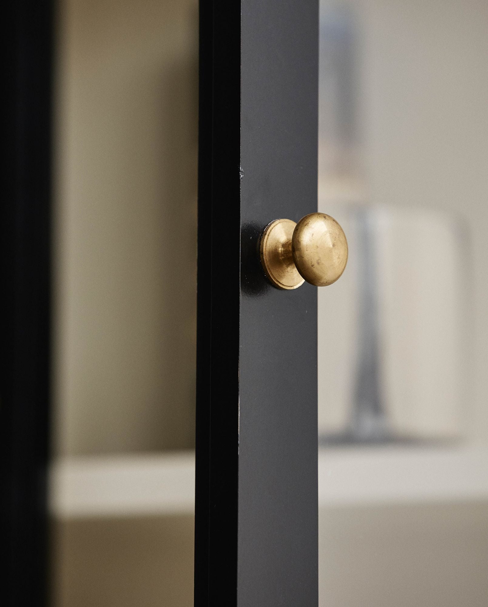 Classic Wandschrank Zweifach Schwarz Zeitloses Design Teilweise Handgefertigt