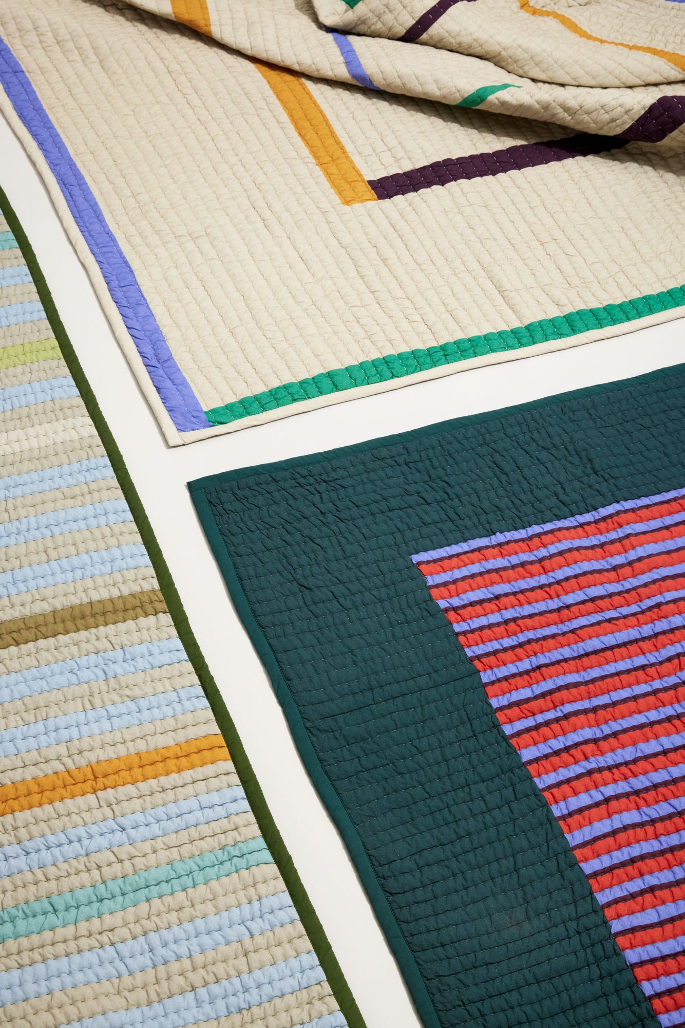 Gesteppte Tagesdecke – Farbspiel mit dunklem Rahmen