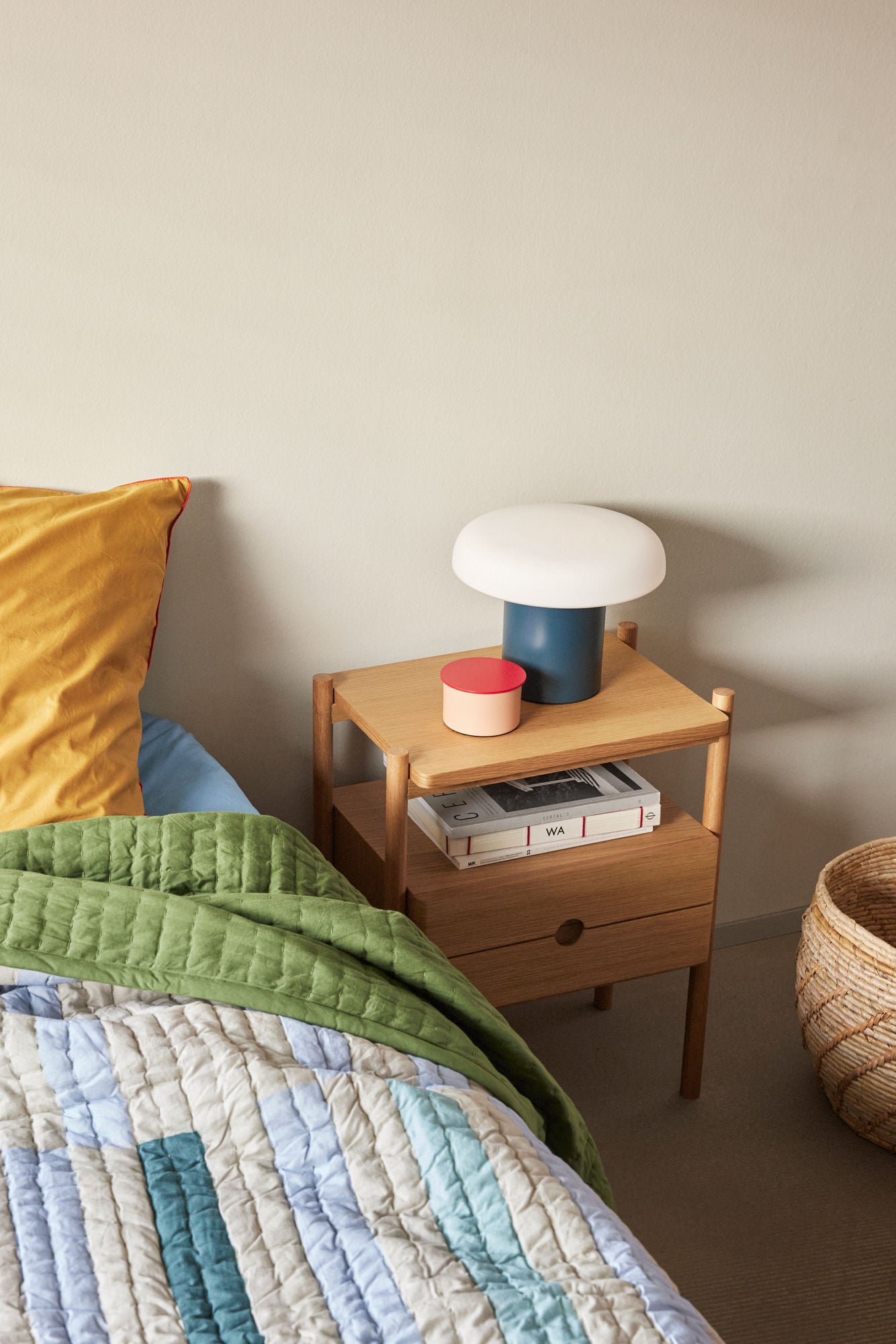 Gesteppte Tagesdecke – Farbspiel mit dunklem Rahmen