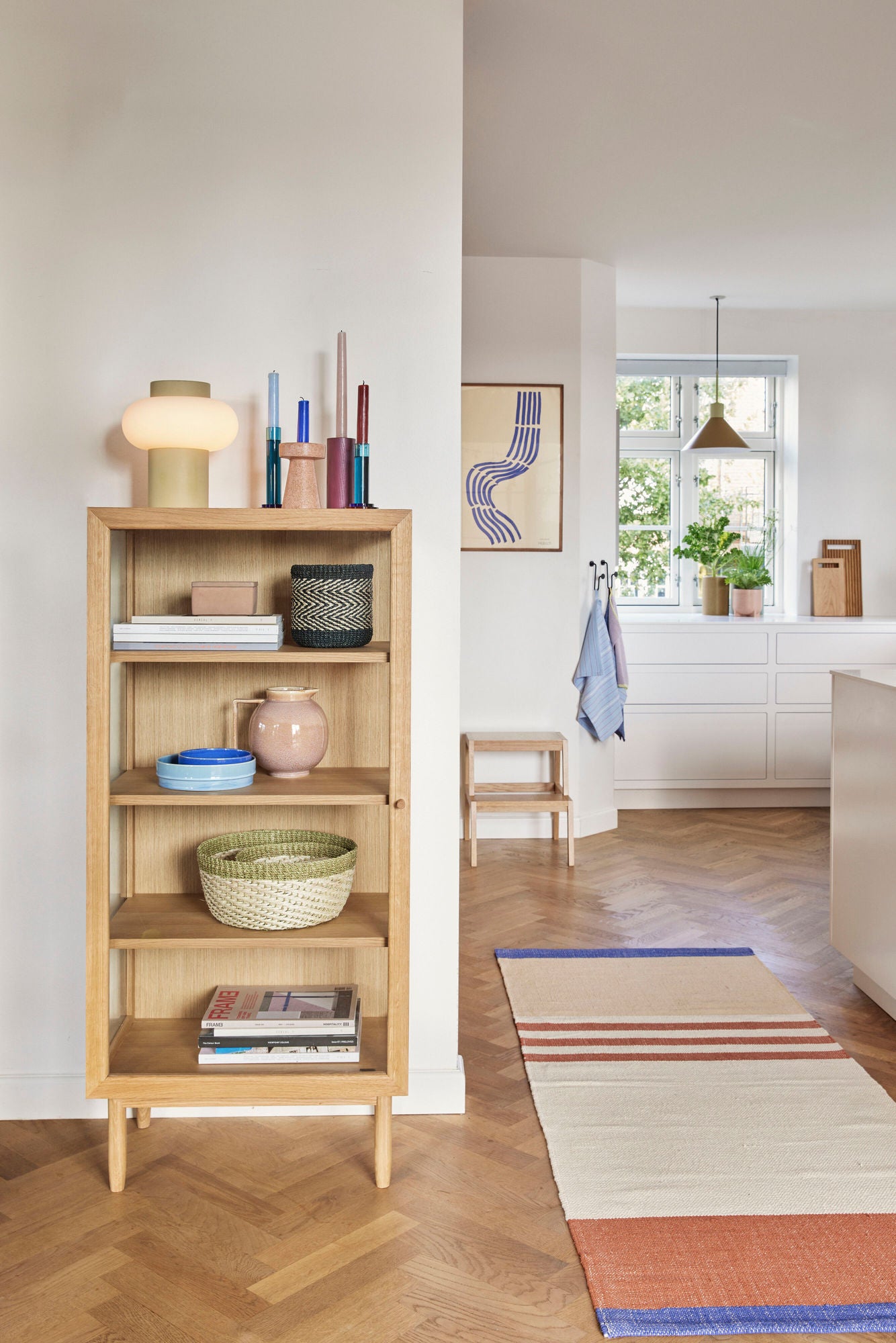 Freistehende Vitrine aus Eiche – Klare Eleganz & nachhaltige Qualität