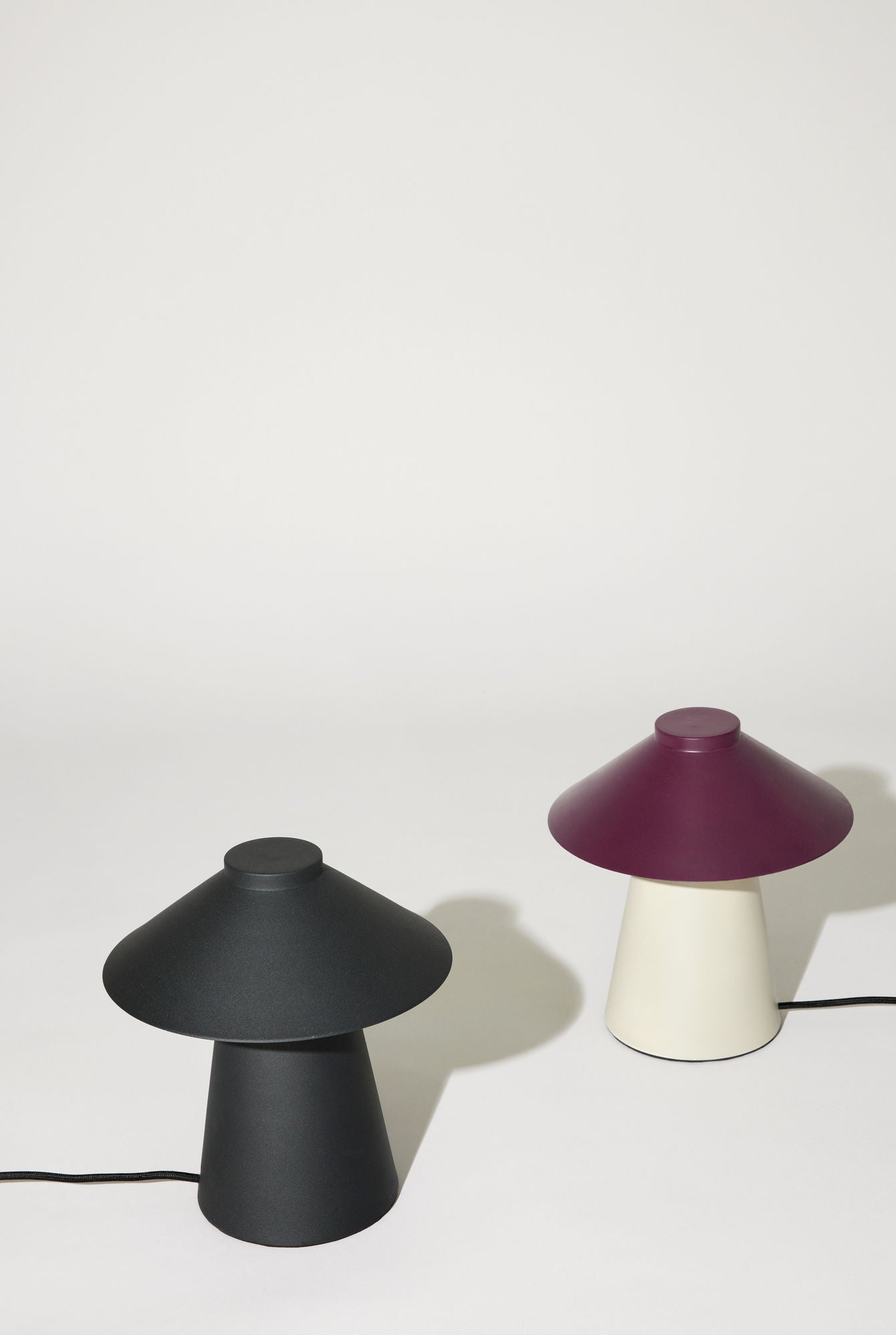 Chipper Tischlampe Sandfarben/Burgundy