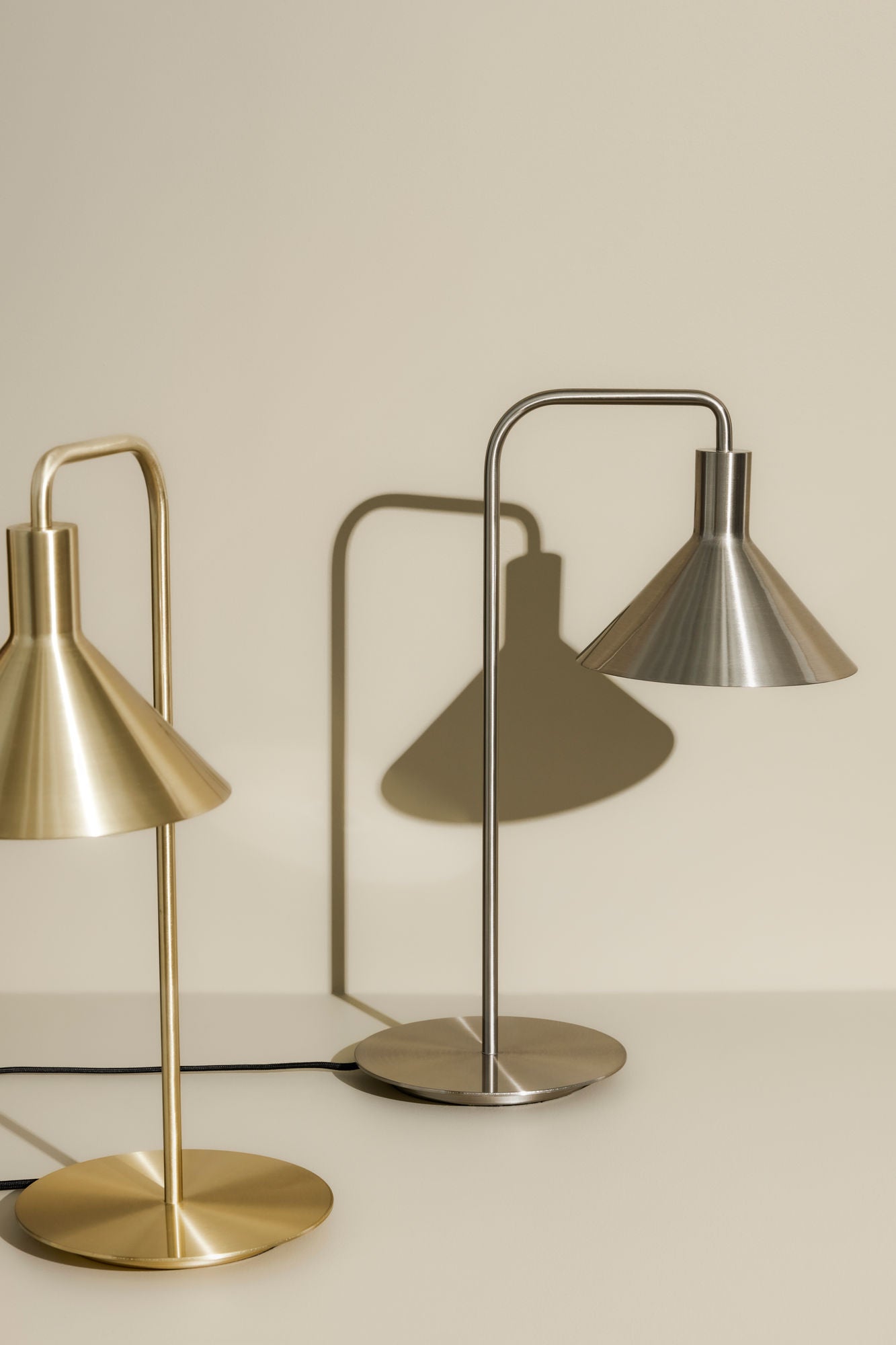 Solo Tischlampe Nickel – Minimalistisches Design mit glänzendem Finish