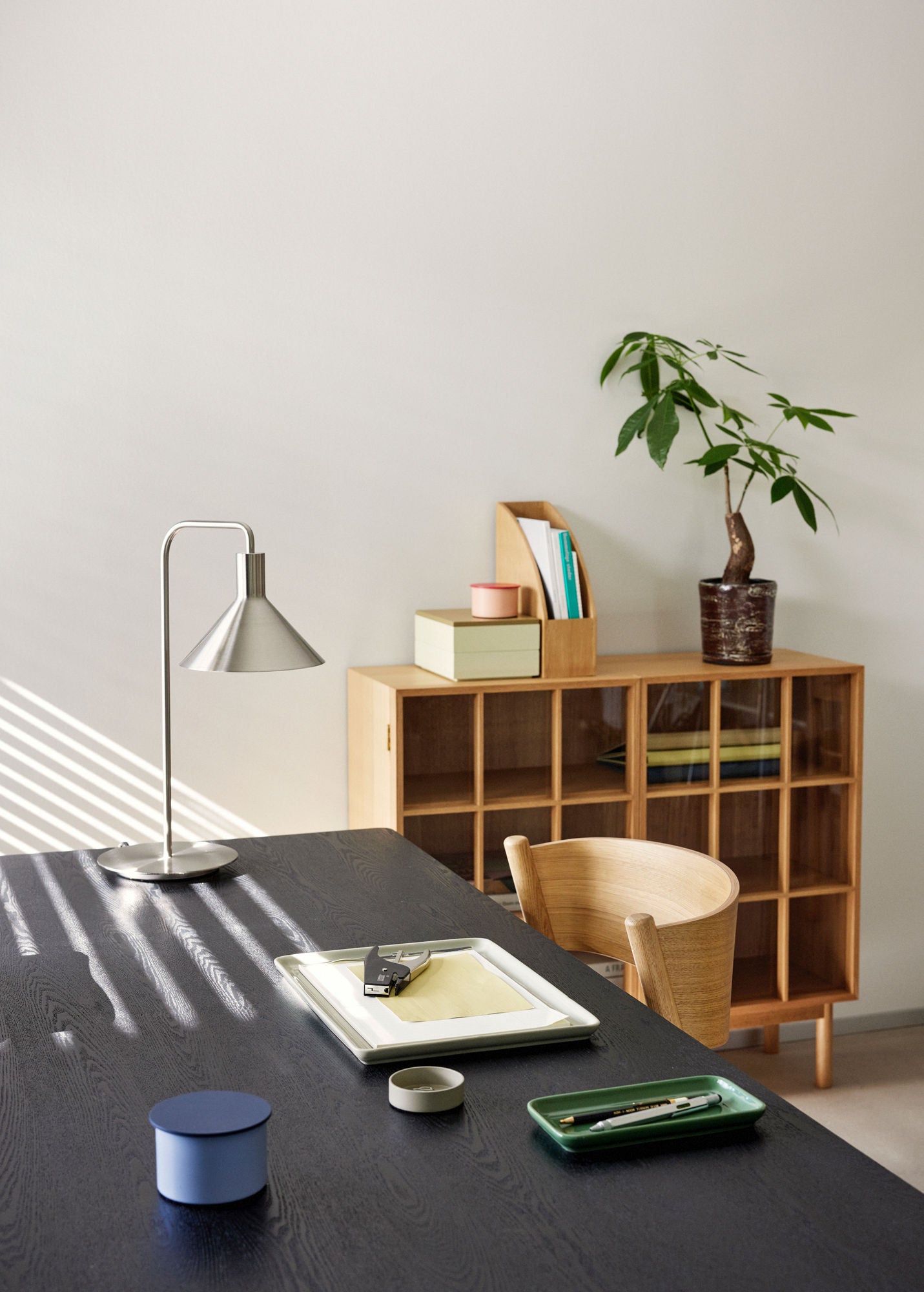 Solo Tischlampe Nickel – Minimalistisches Design mit glänzendem Finish