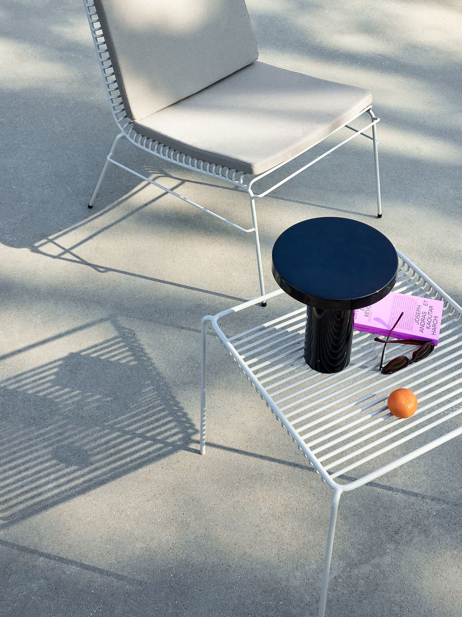 String Beistelltisch Hellgrau – Leicht, modern und outdoor-tauglich