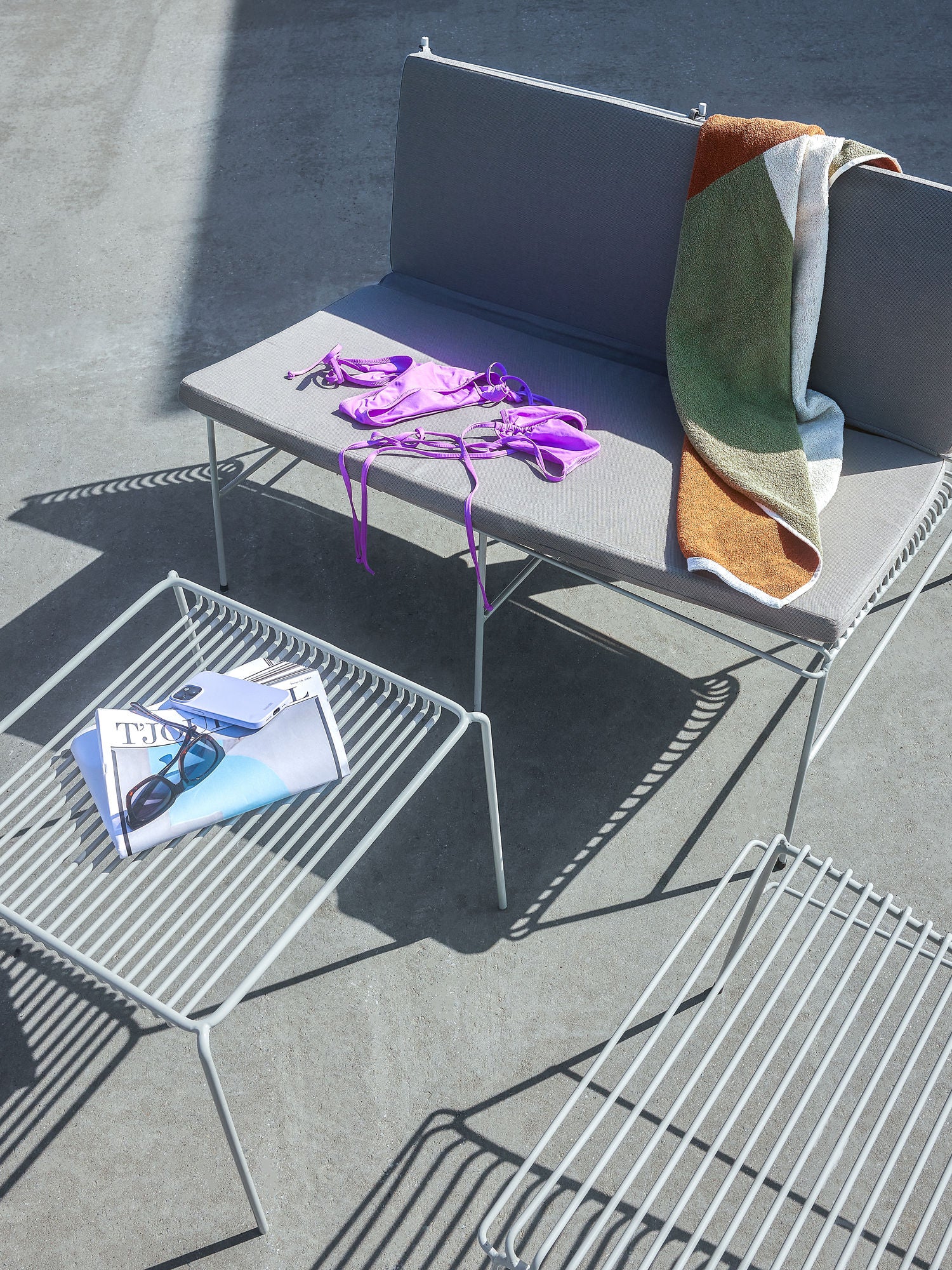 String Beistelltisch Hellgrau – Leicht, modern und outdoor-tauglich