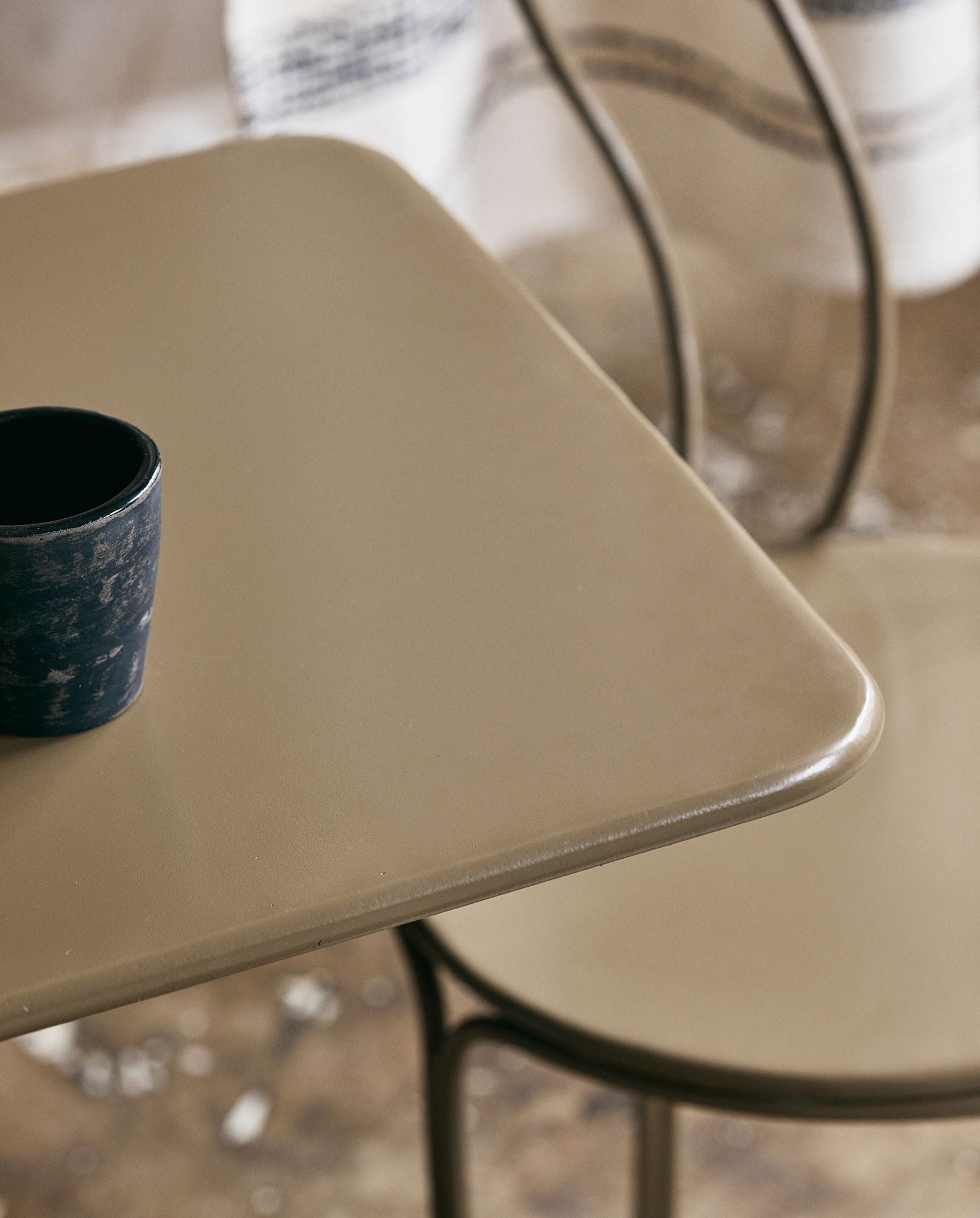 OLIVO Gartentisch Quadrat Robustes Eisen Grüne Oberfläche Zeitloses Design