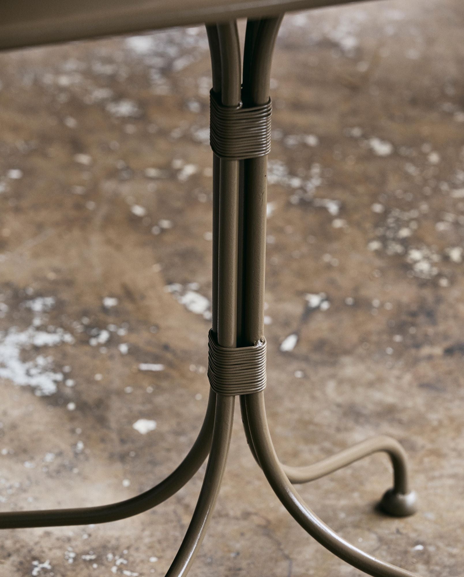 OLIVO Gartentisch Quadrat Robustes Eisen Grüne Oberfläche Zeitloses Design