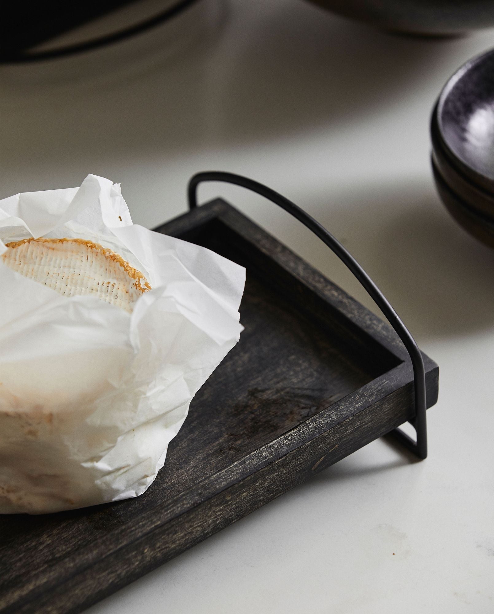 Romsoe Serviertray Mangoholz Dunkles Finish mit Leichtem Eisenrahmen