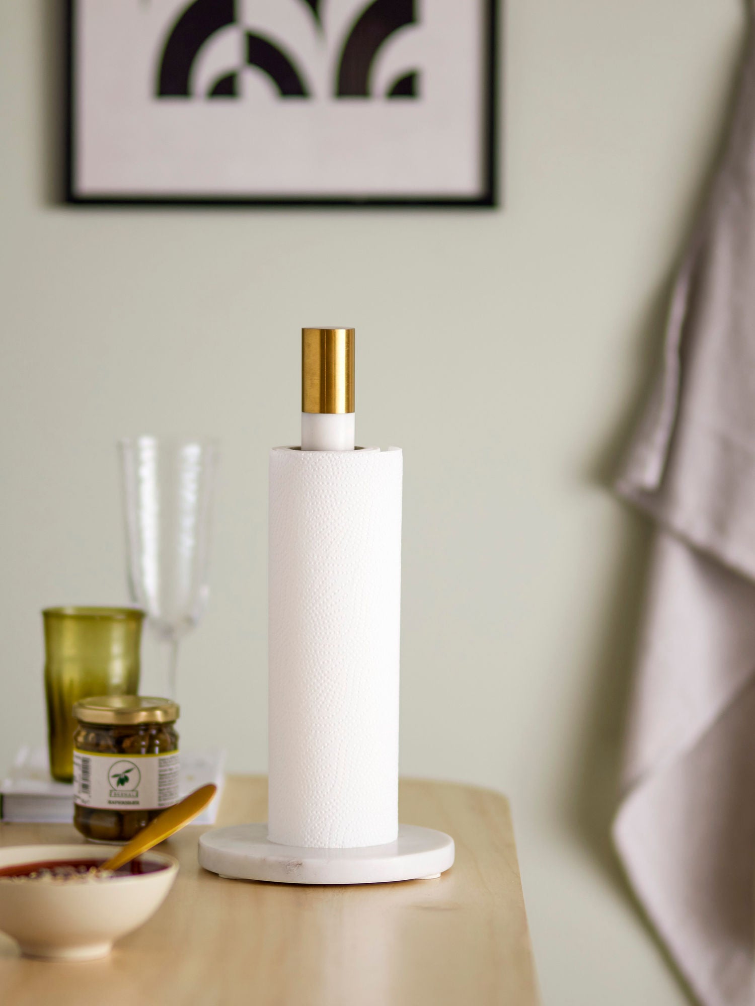 Emira Küchenrollenständer Aus Marmor Weiß mit Messingoberseite für Elegante Tischdekoration