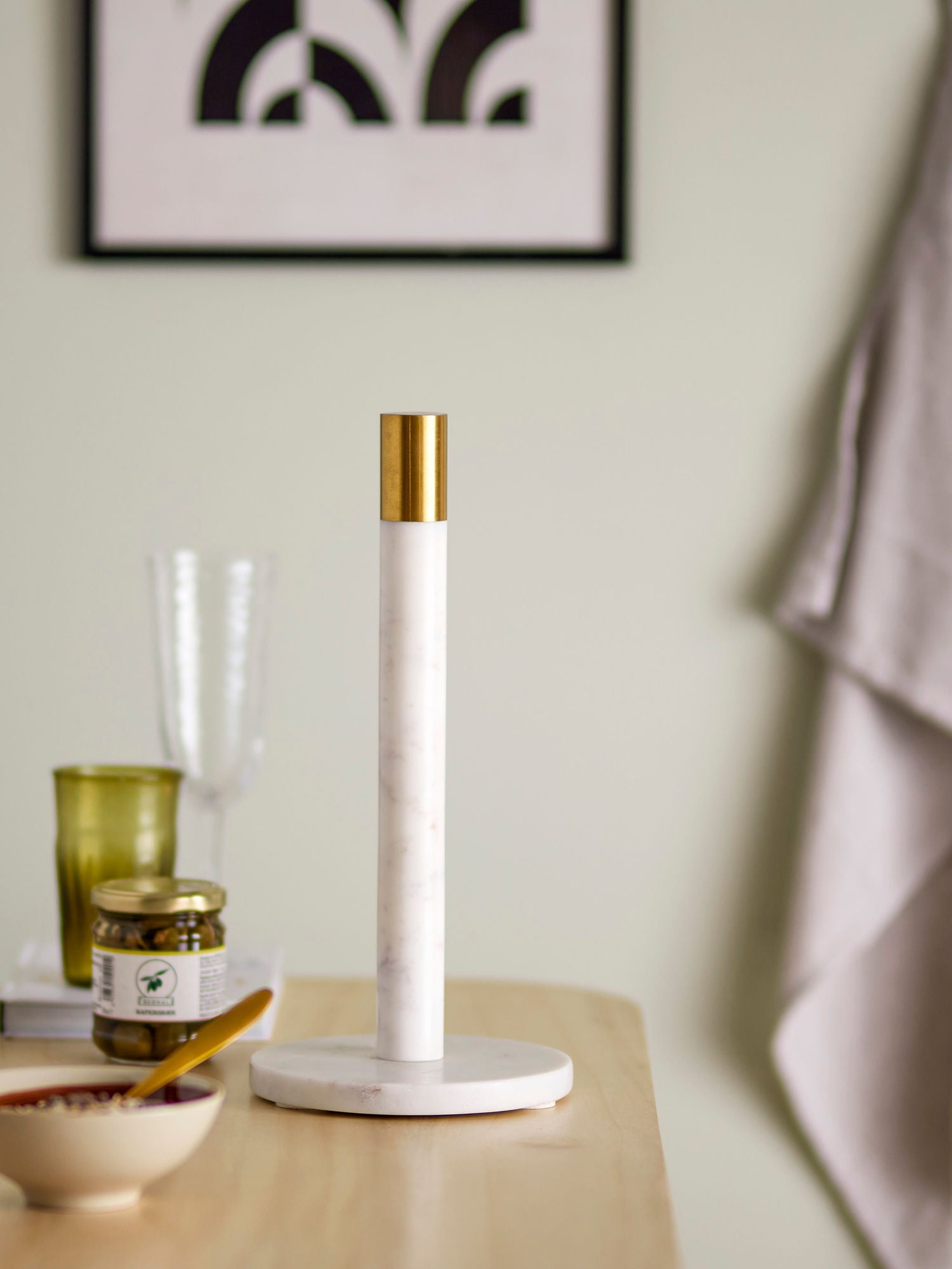 Emira Küchenrollenständer Aus Marmor Weiß mit Messingoberseite für Elegante Tischdekoration