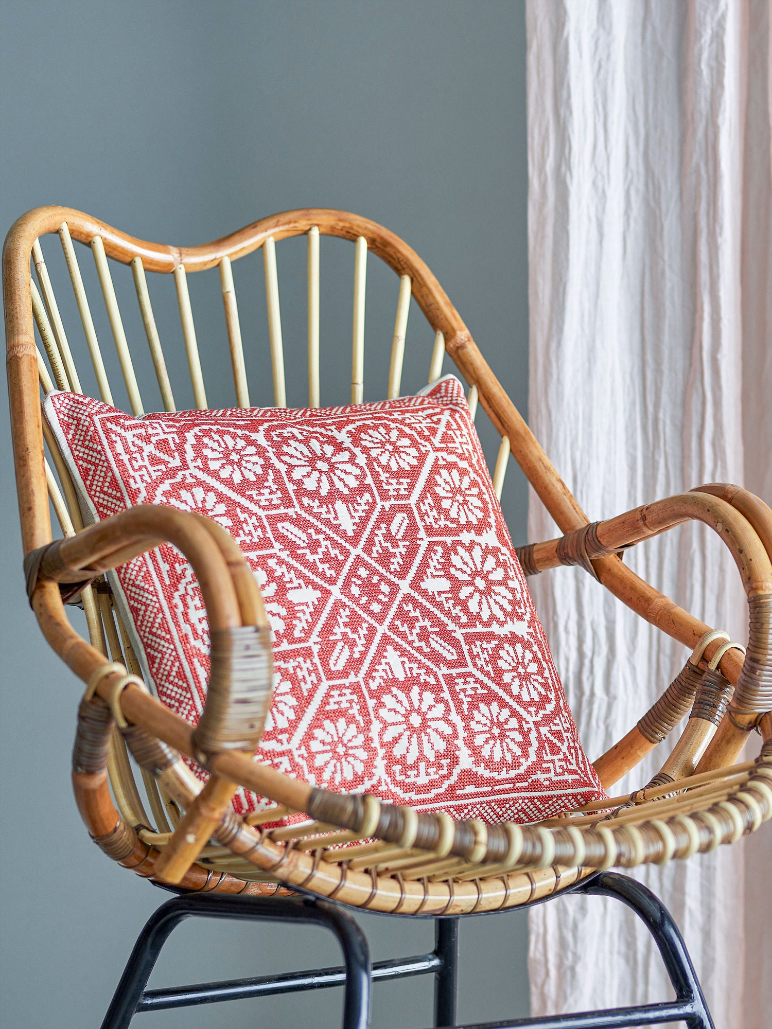 Madita Kissen Baumwolle Rot mit Blumenmotiv und Eleganz