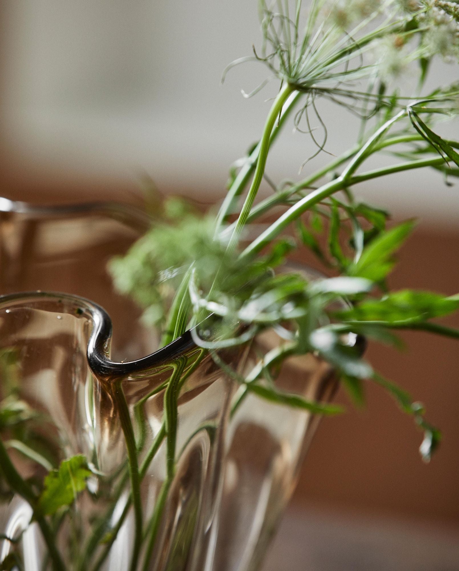 KOMNIO Vase Skulpturales Rauchglas mit Warmer Eleganz und Ruhe