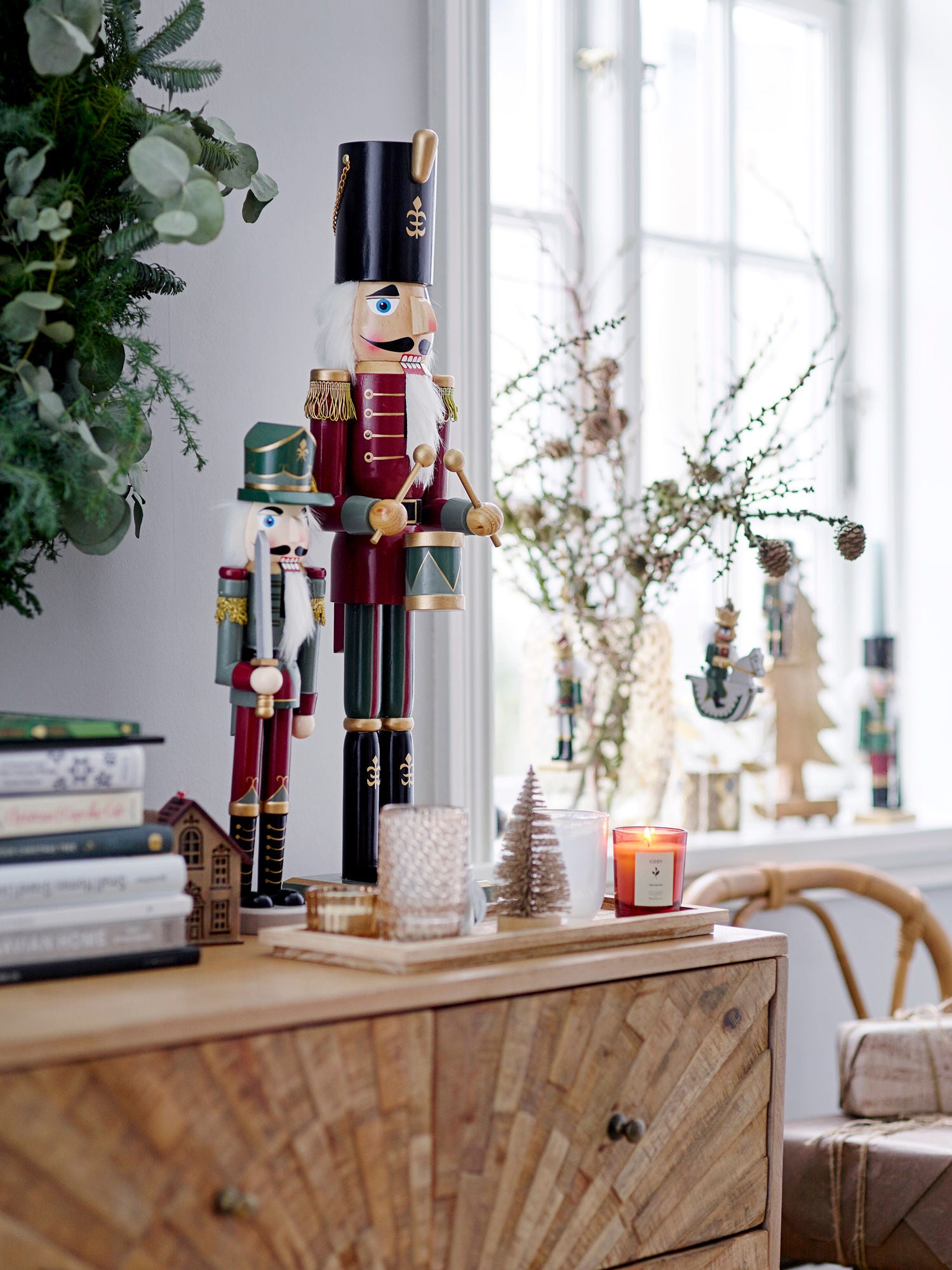 Emalia Braunglas Vase mit Durchsichtigem Glas Blick Auf Blüte Vom Stiel Bis Blütenblatt Stilvolles Design